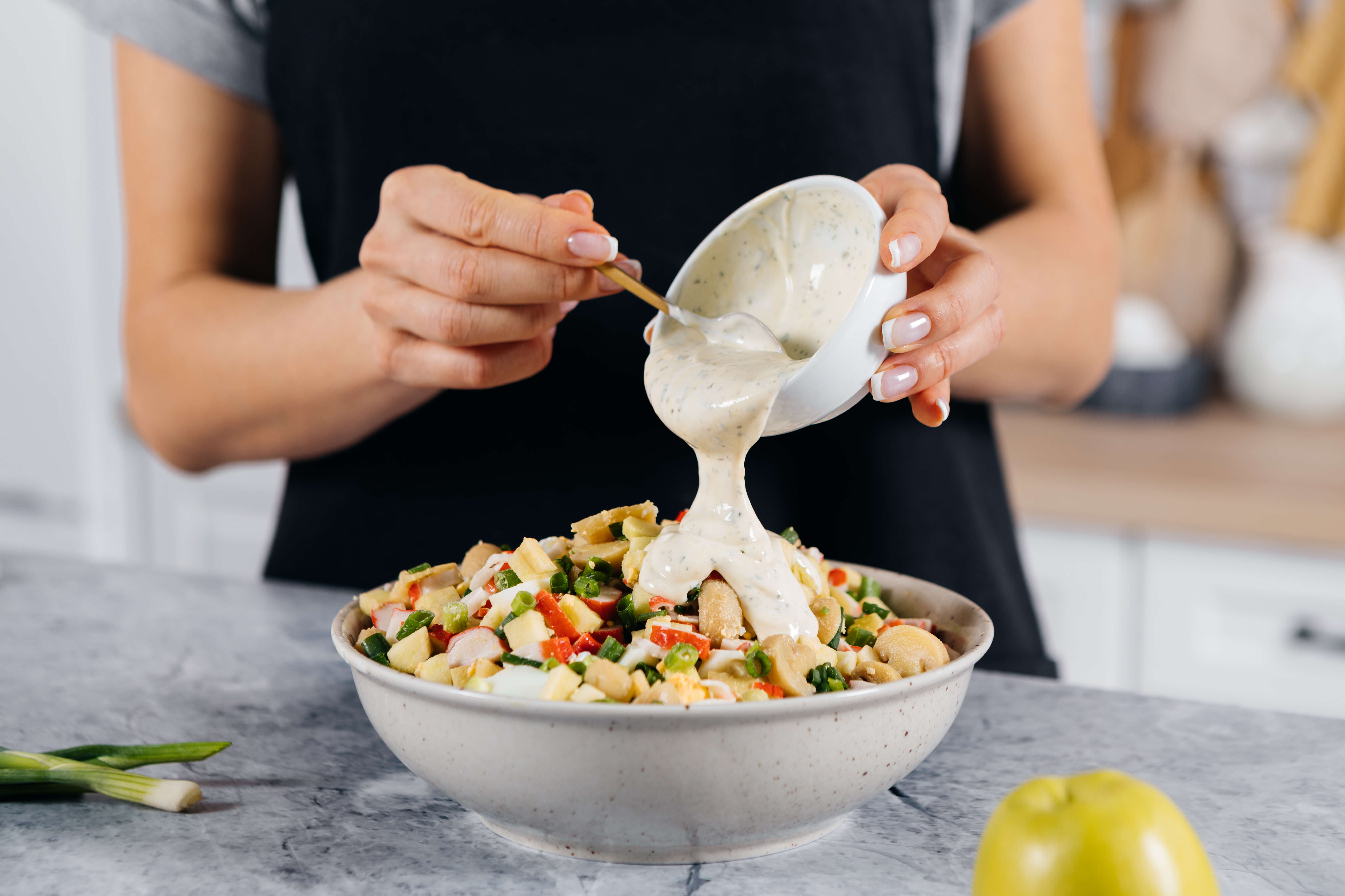 Пикантный салат с крабовыми палочками и маринованными грибами