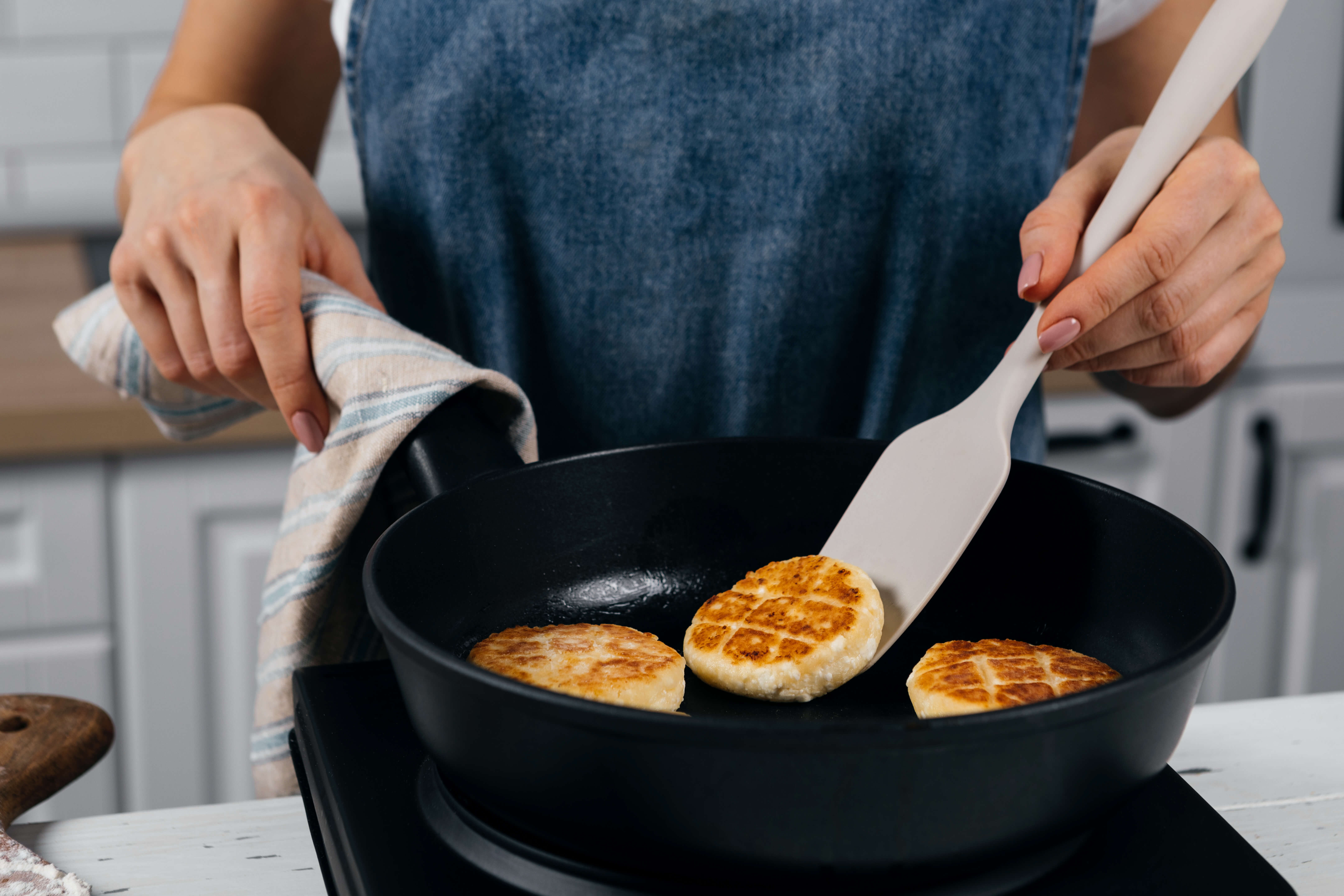 Воздушные сырники на яичном желтке - рецепт приготовления с фото от Maggi.ru