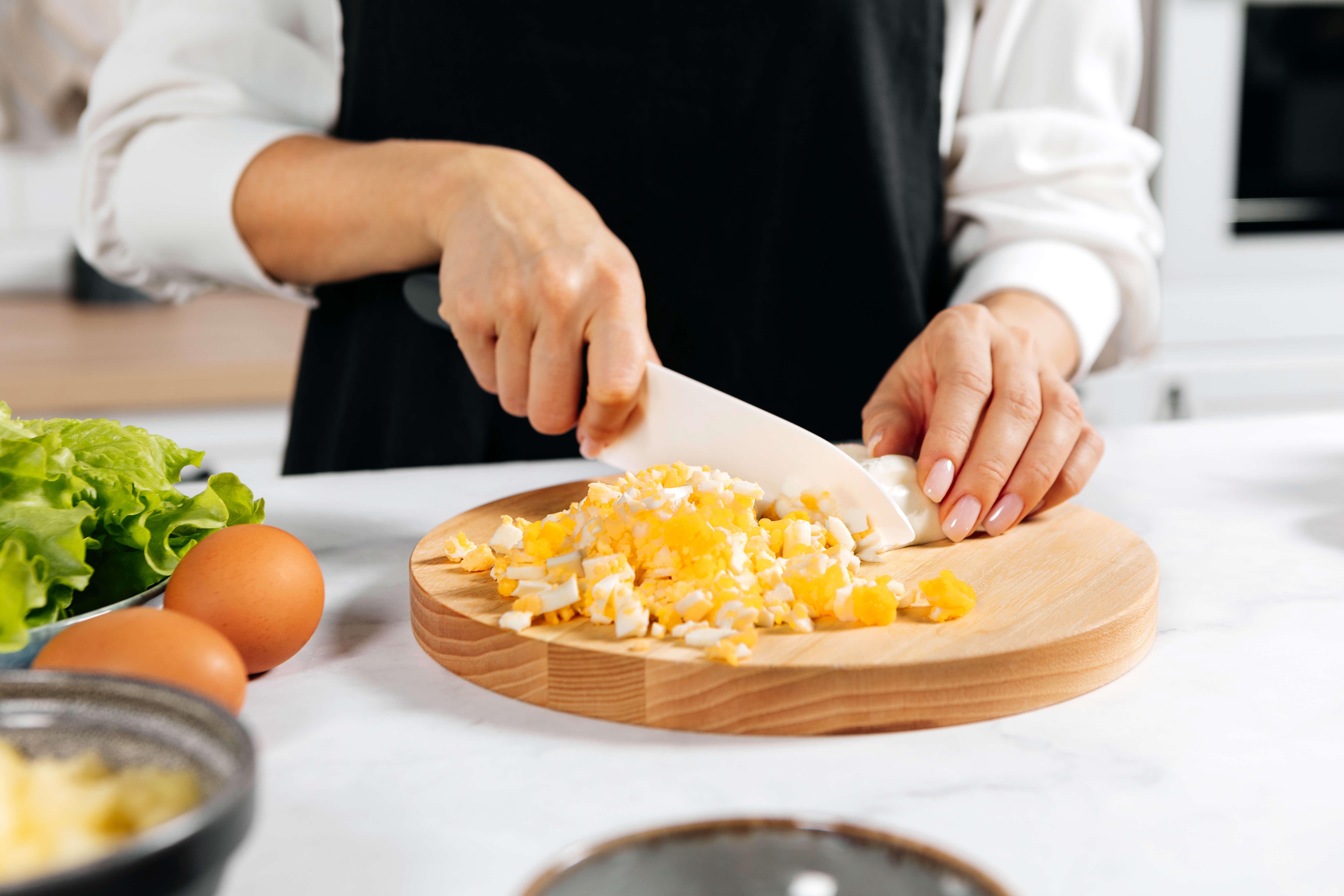 Простой салат из курицы с ананасами в хрустящих тарталетках