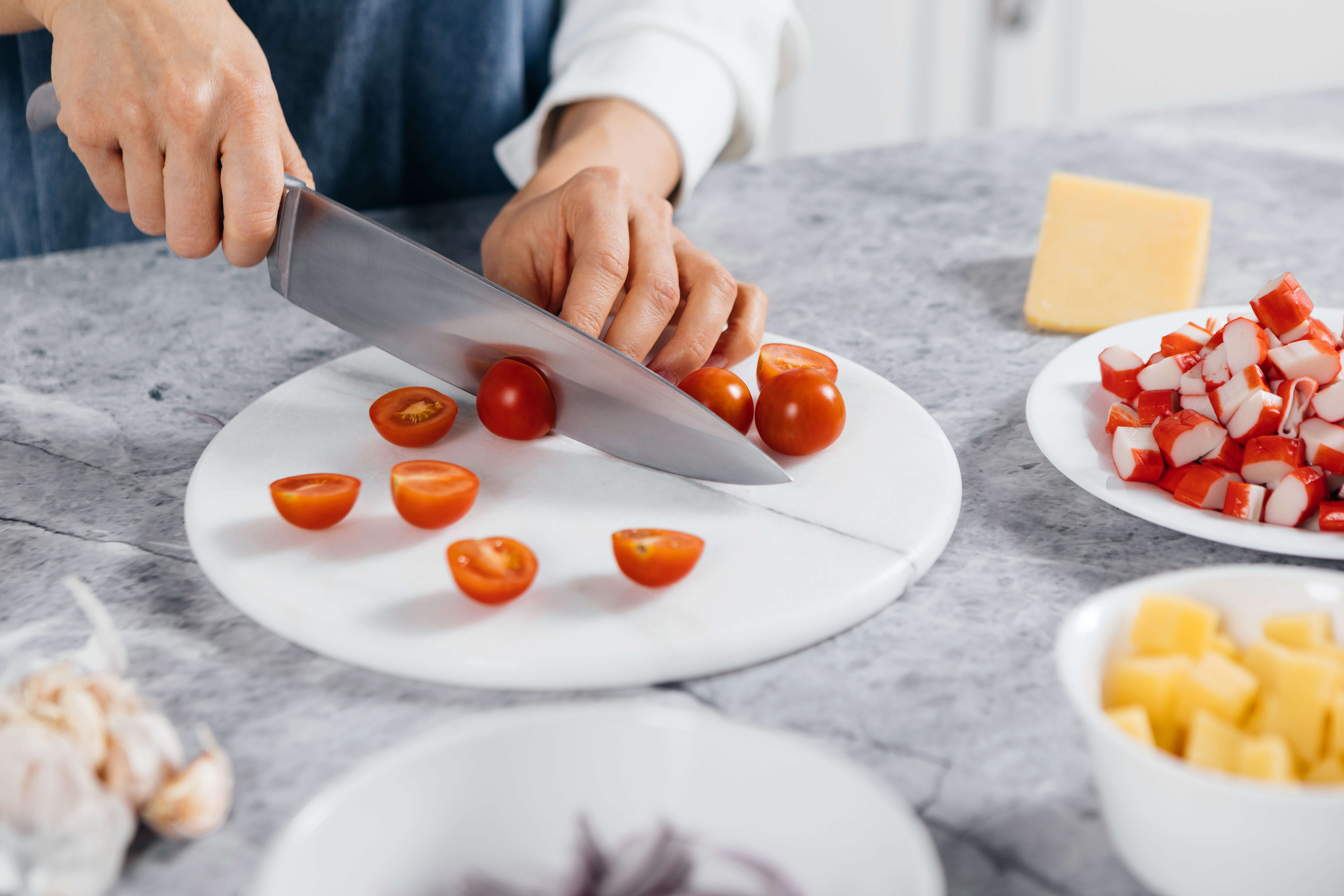 Пряный салат с крабовыми палочками, чесноком и твёрдым сыром