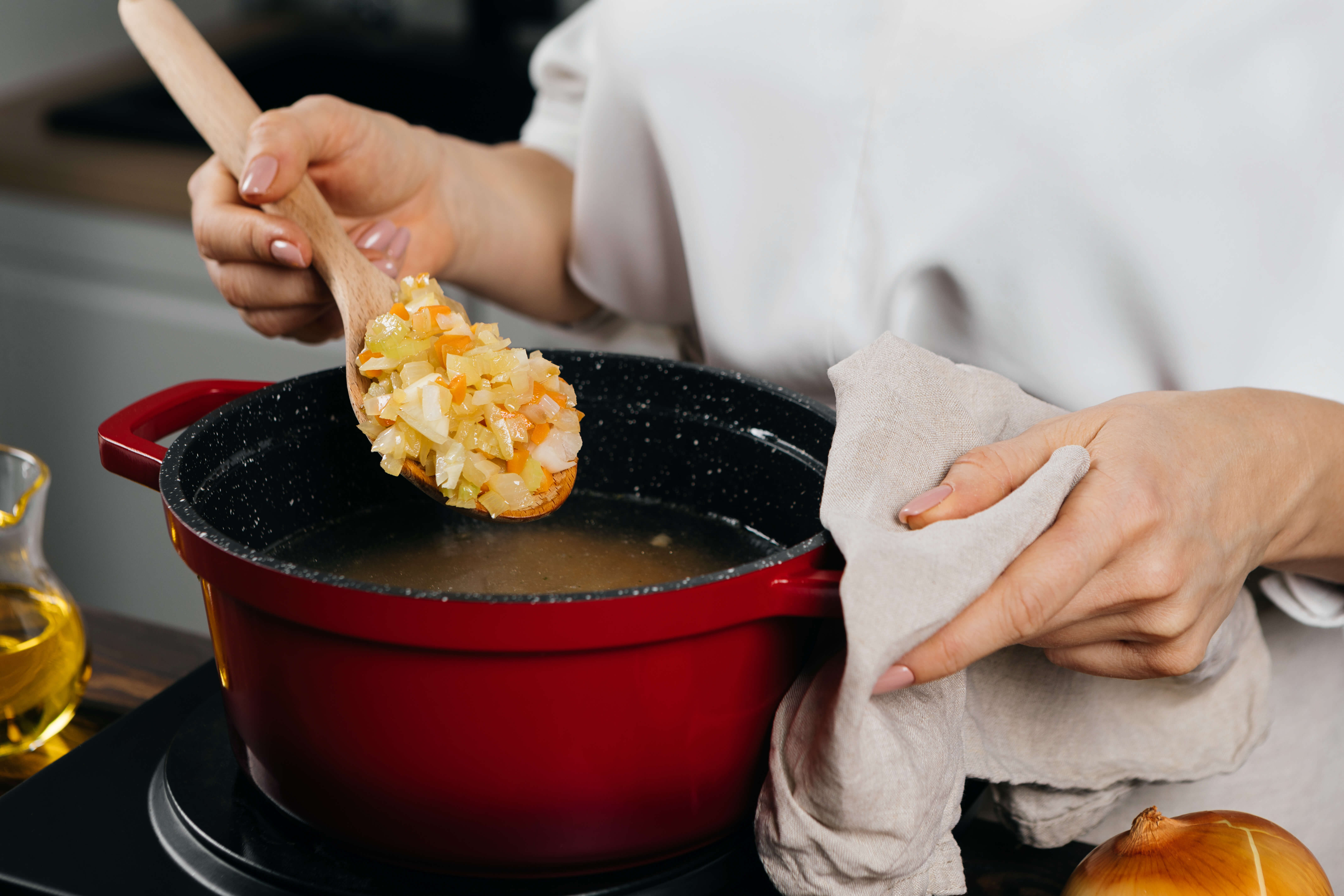 Простой суп с красной чечевицей, курицей и овощами