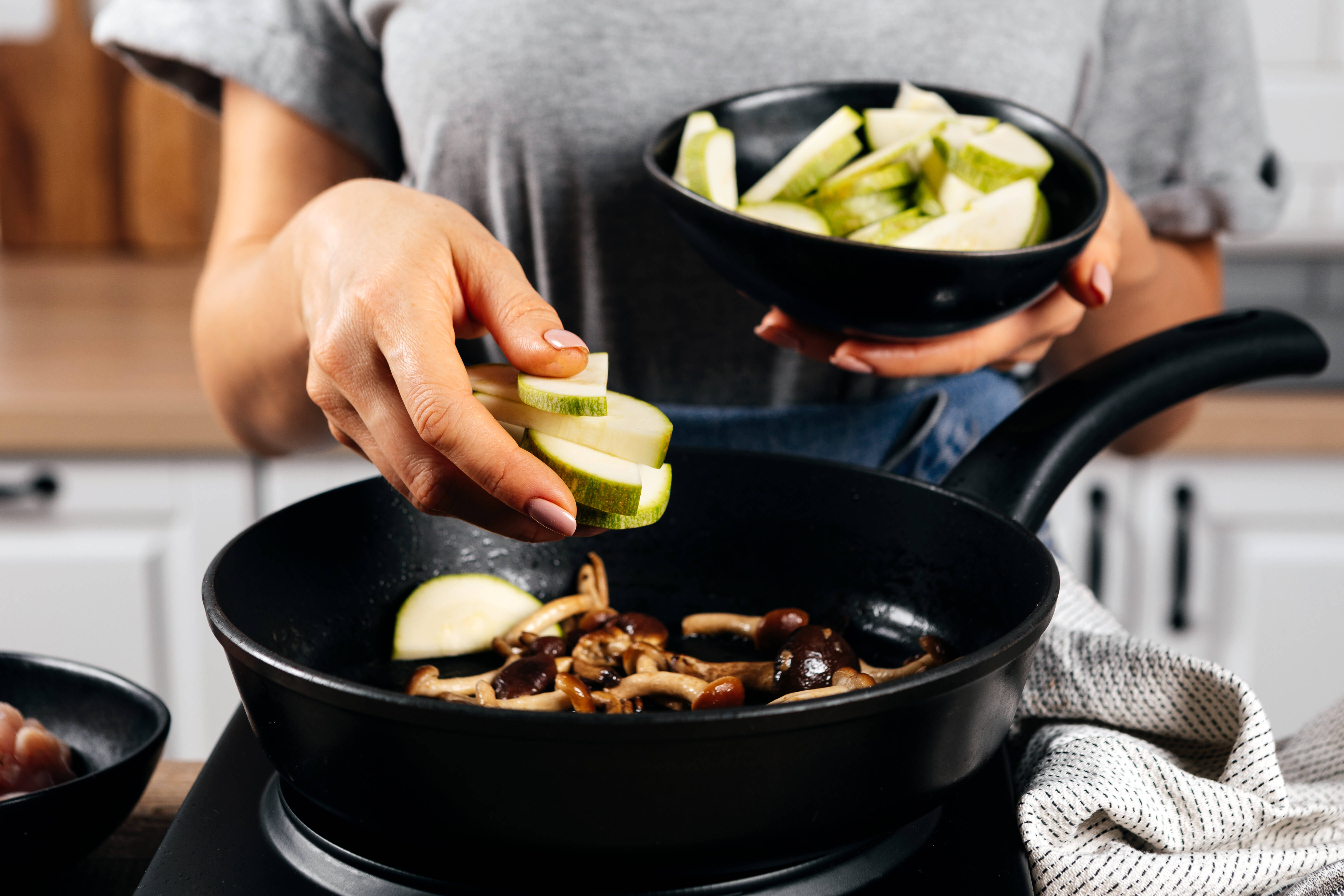 Гречневая каша с курицей, свежими опятами и овощами