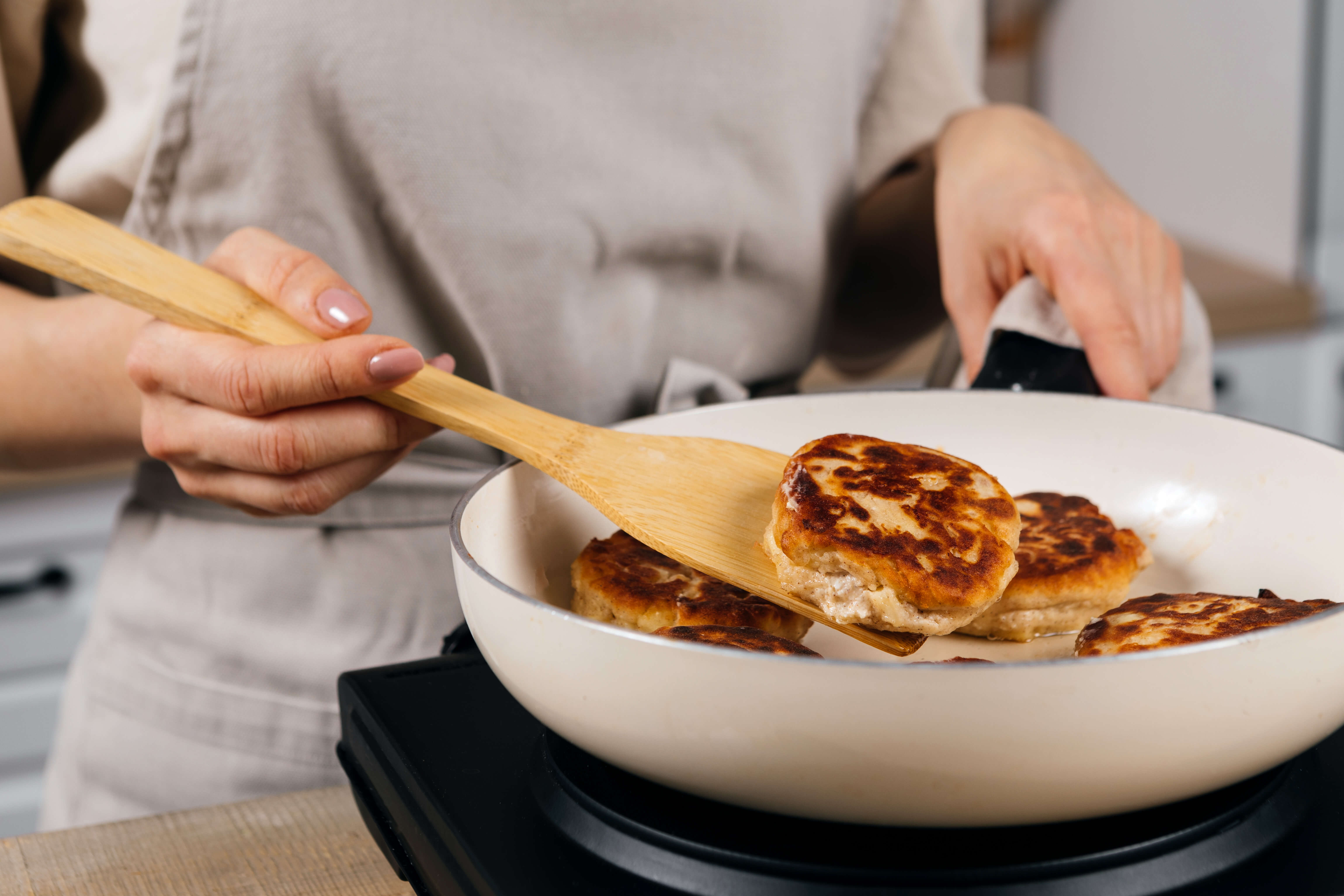 Ароматные творожные сырники с яблоками и корицей