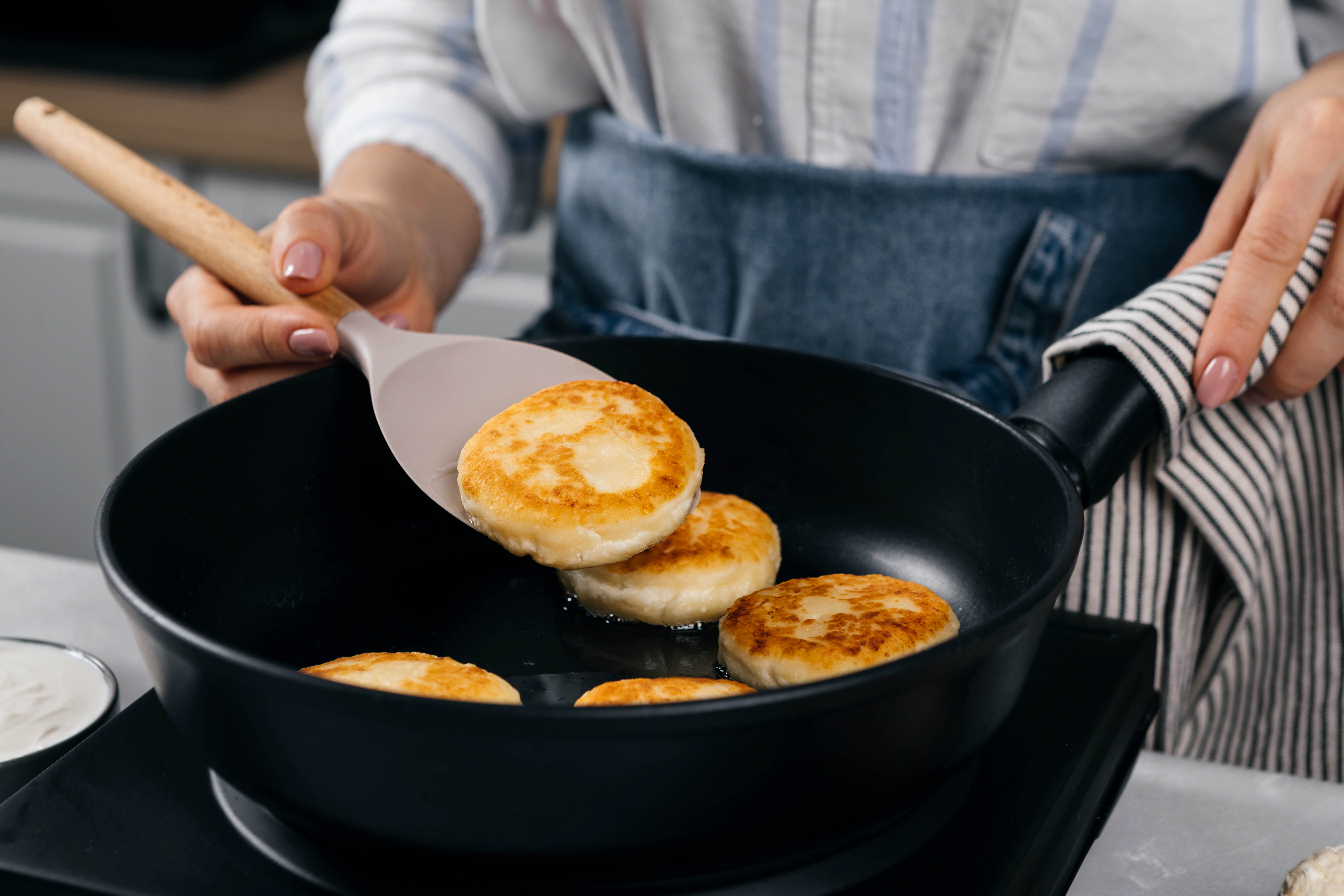 Классические ванильные сырники без манки - рецепт приготовления с фото от  Maggi.ru