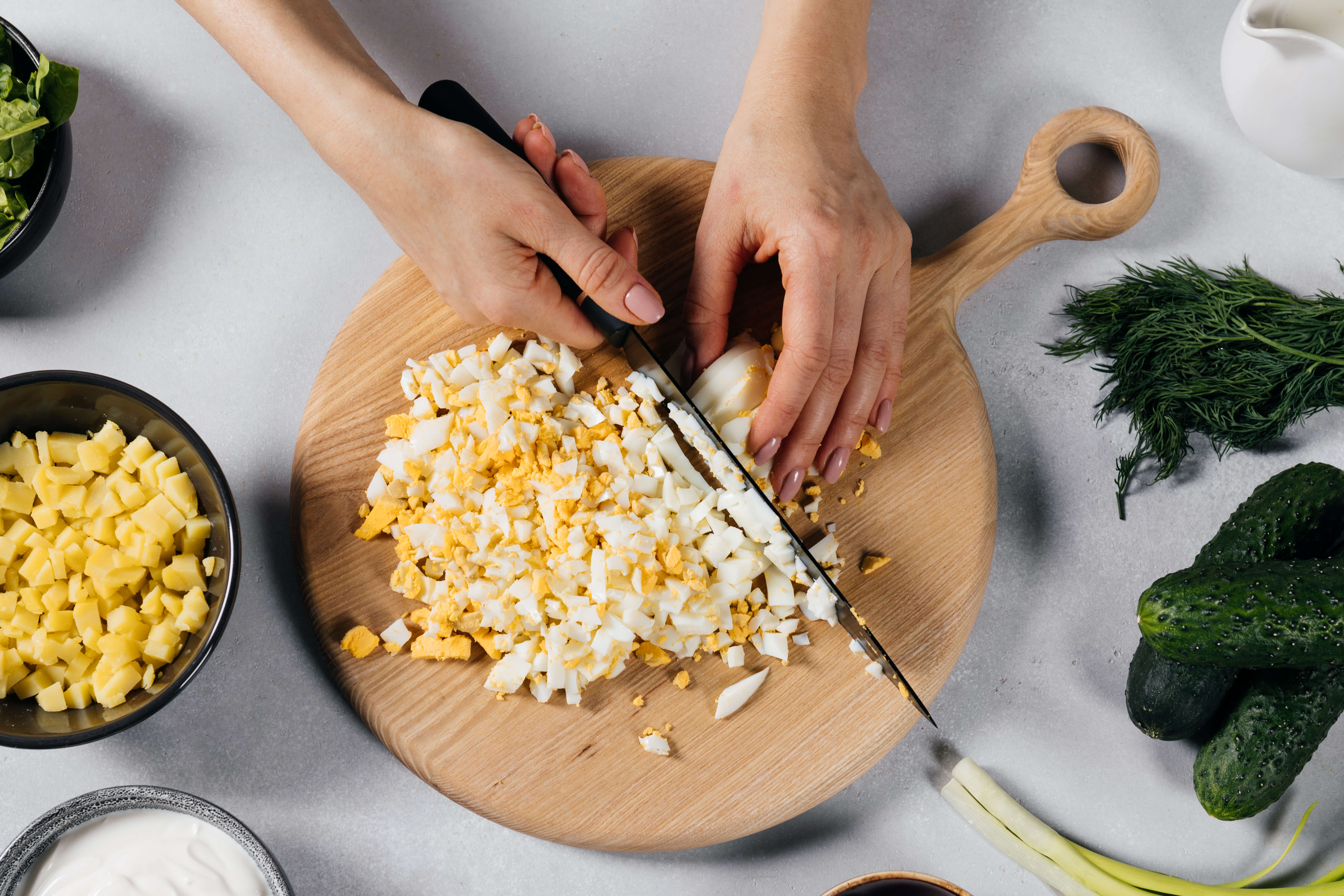 Окрошка с чесночной курицей и шпинатом на сметане и кефире