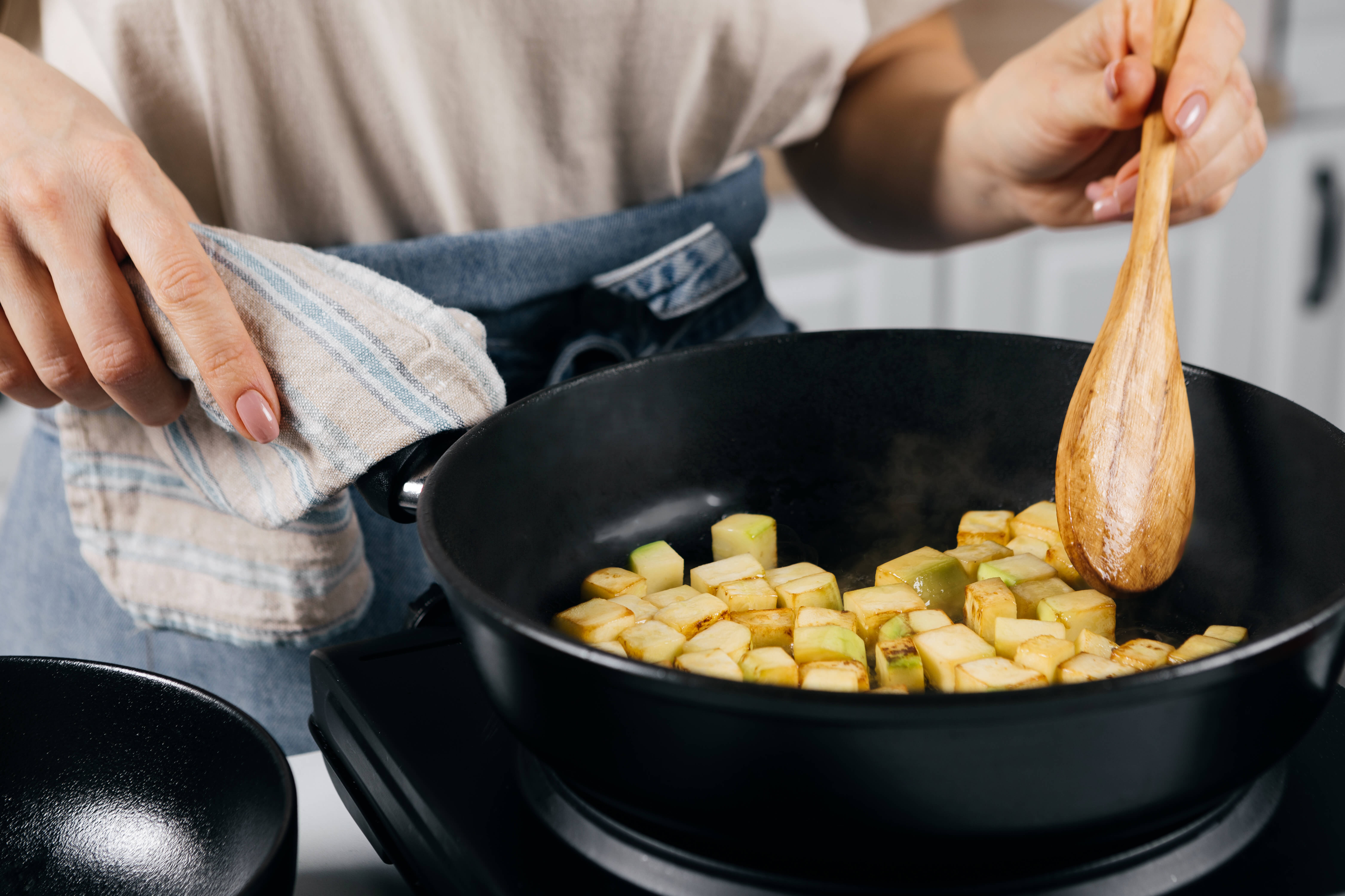 Летний салат с зеленью, куриными сердечками и кабачками