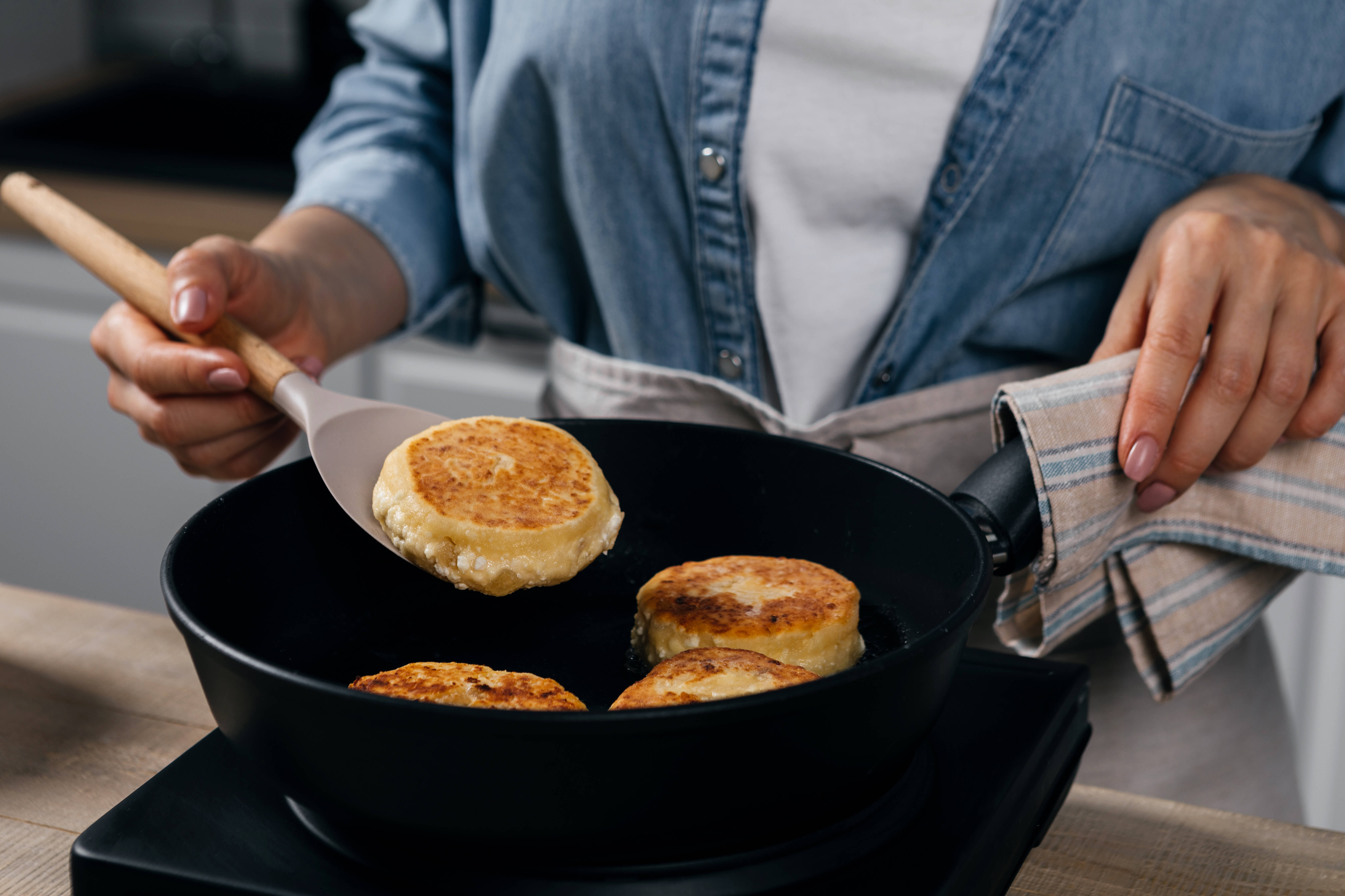 Сырники с манкой, цукатами и сметаной - рецепт приготовления с фото от  Maggi.ru