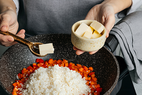 Жареный рис с кукурузой и яйцом