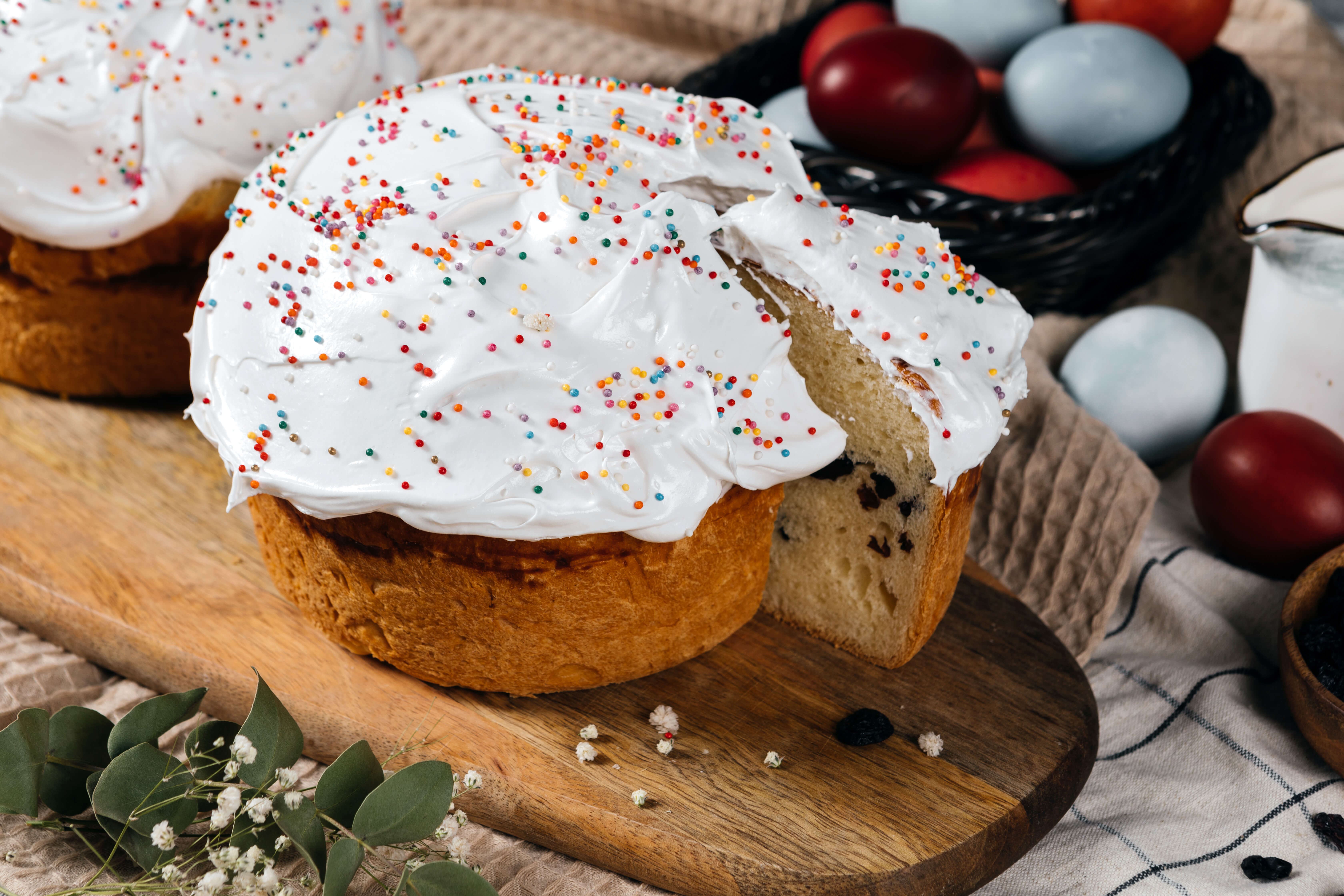 Пасхальный кулич на сметане с лимонной цедрой и ароматным изюмом