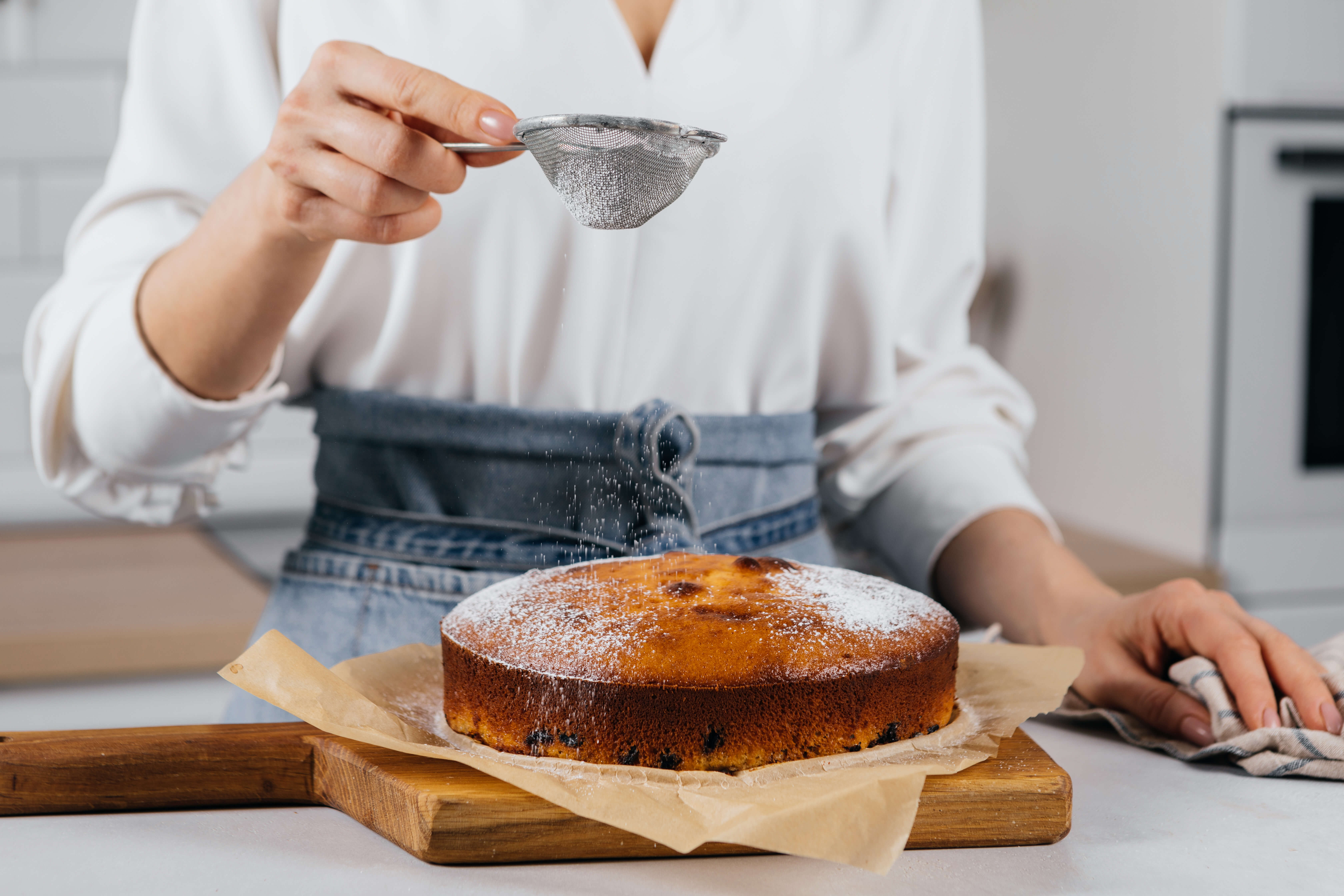 Шарлотка с яблоками и изюмом на сгущенном молоке