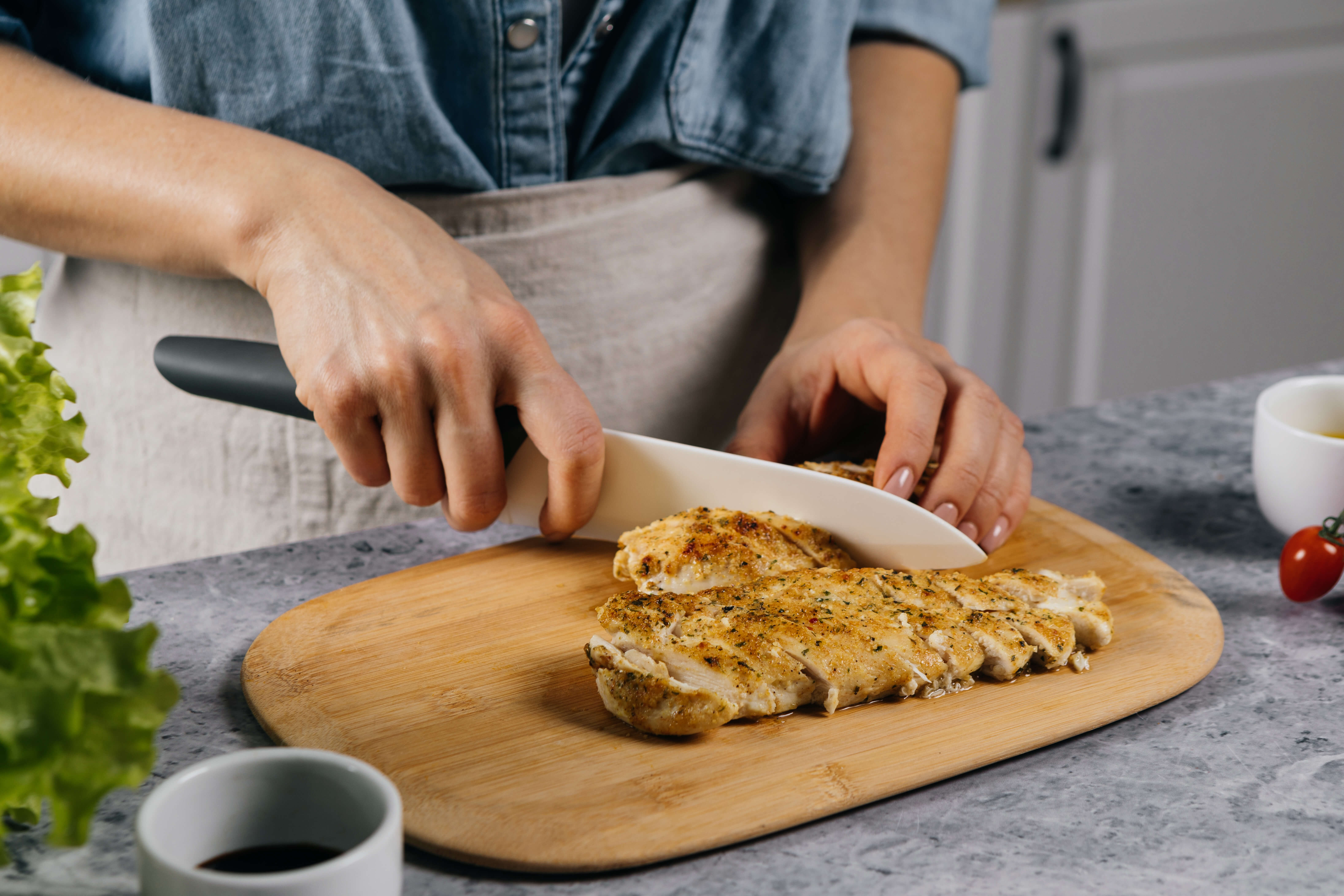 Салат с курицей и томатами черри с пряным шафрановым соусом