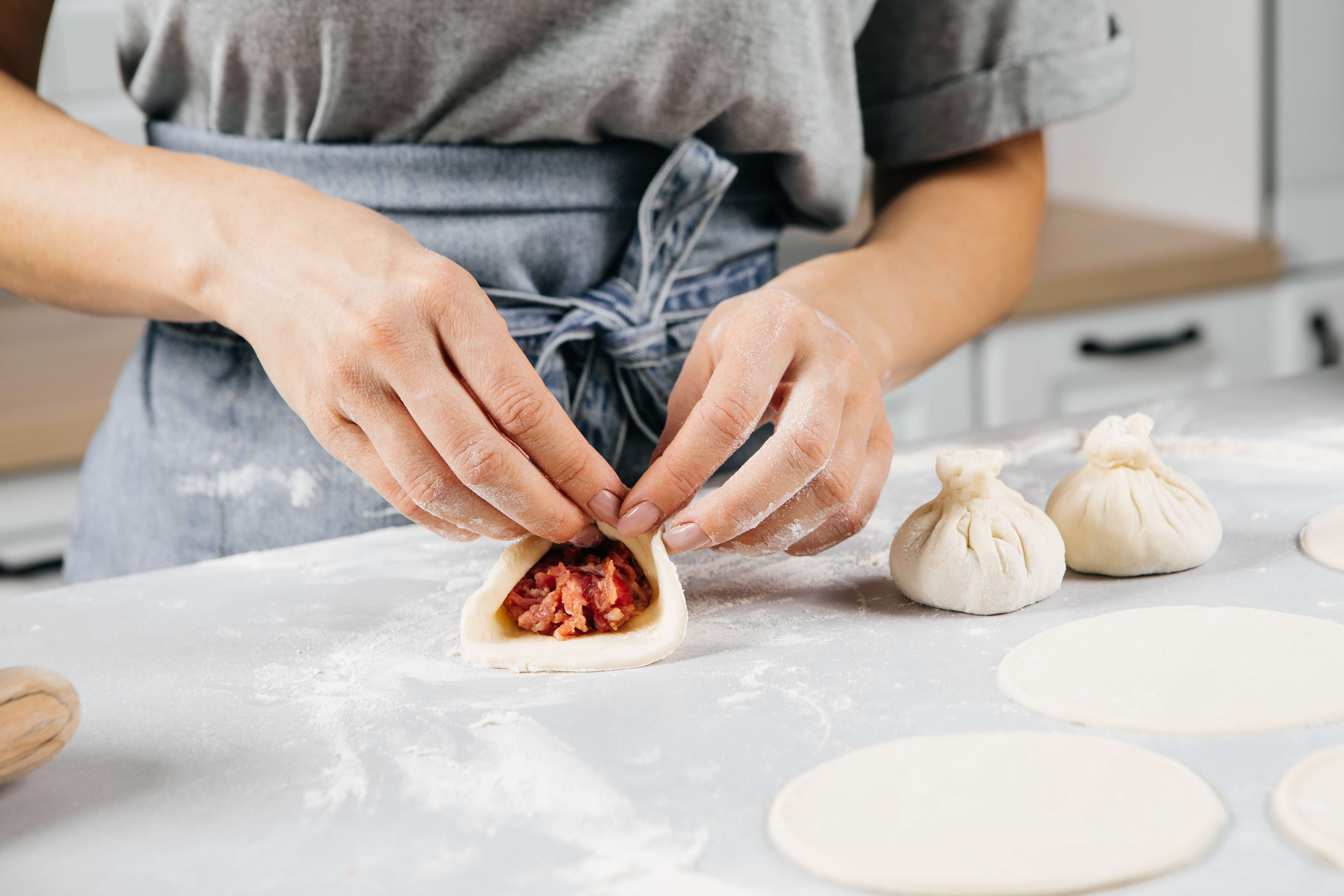 Пряные хинкали на пару с соусом мацони