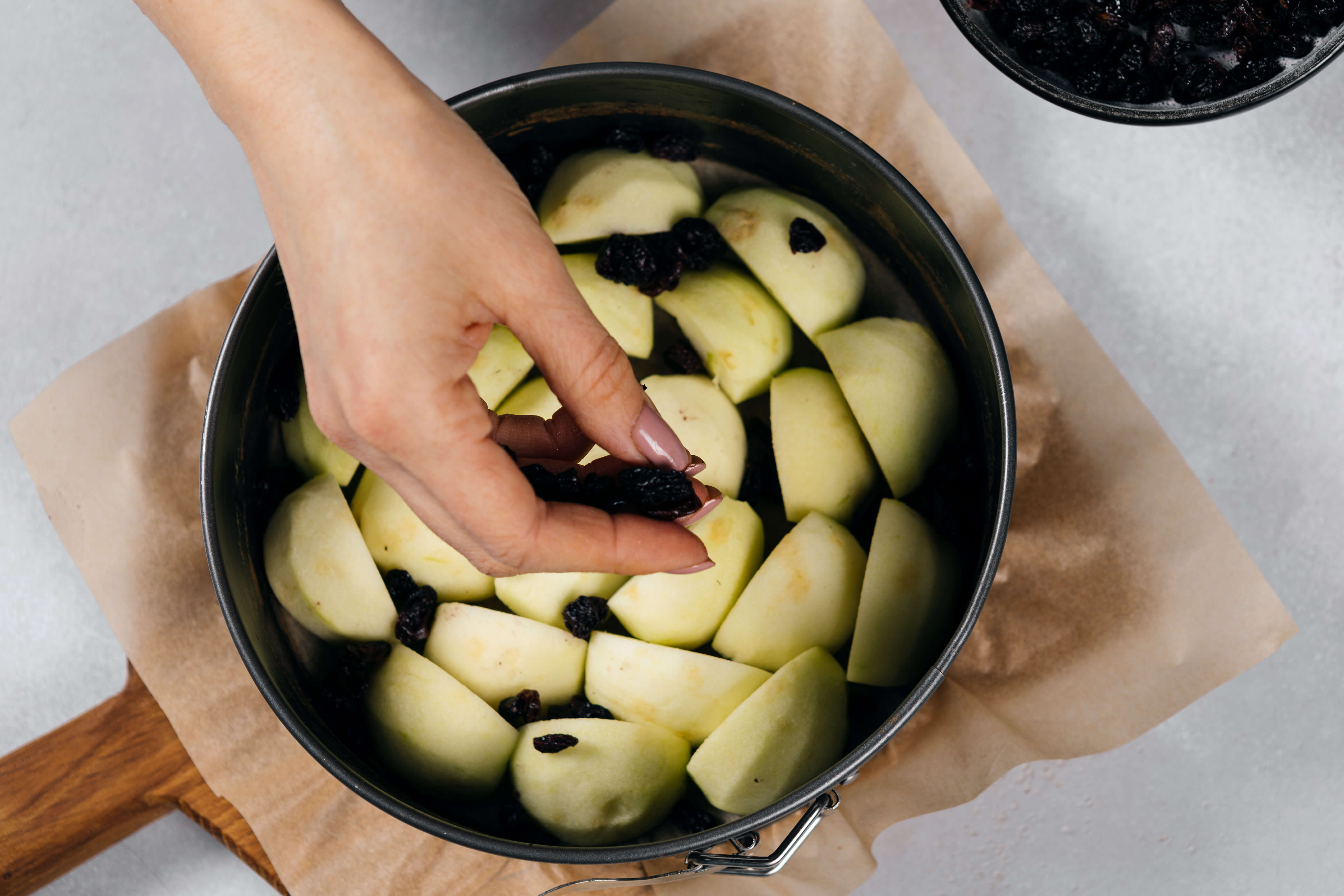 Шарлотка с яблоками и изюмом на сгущенном молоке