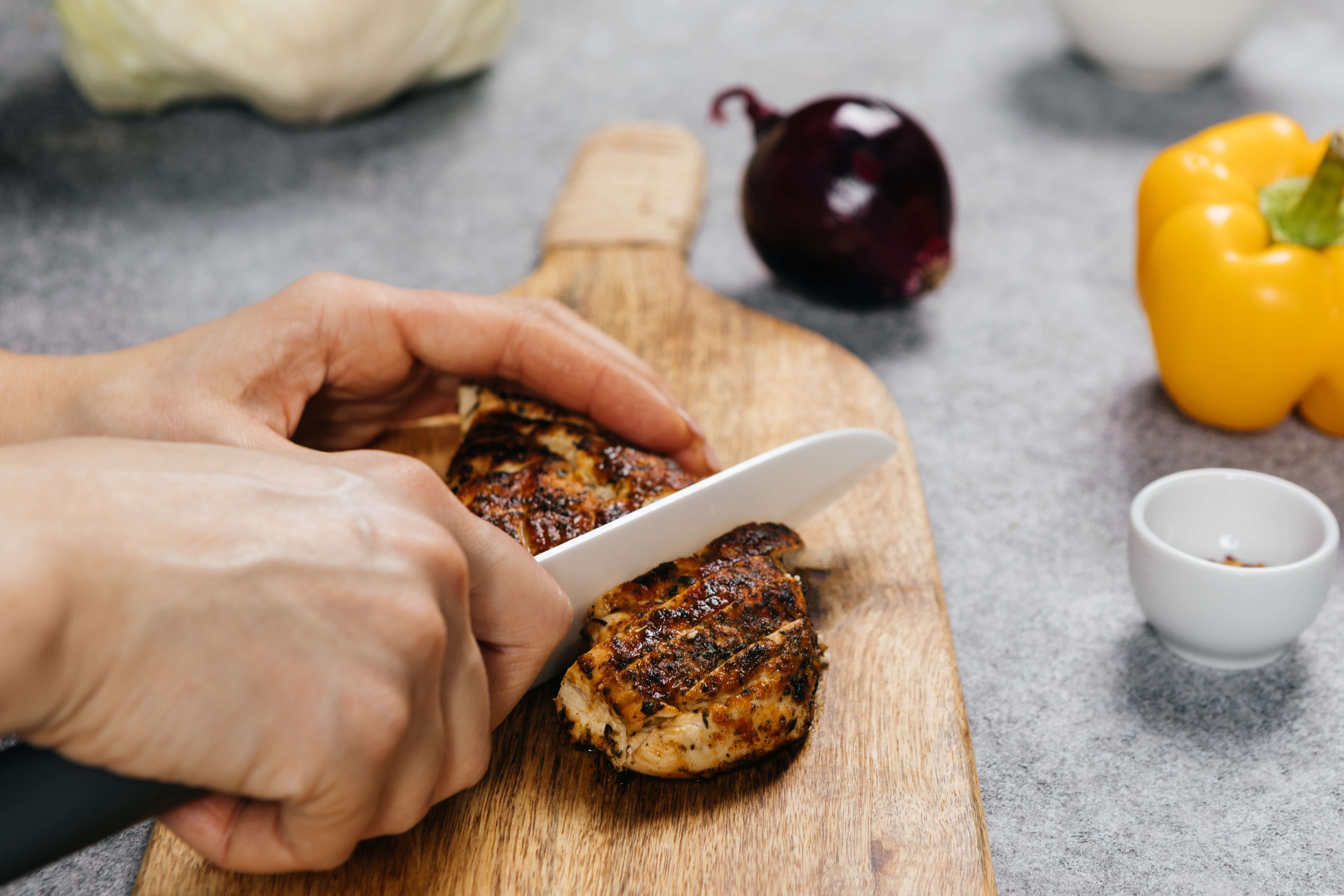 Салат с курицей, вялеными томатами и сыром с хрустящей корочкой