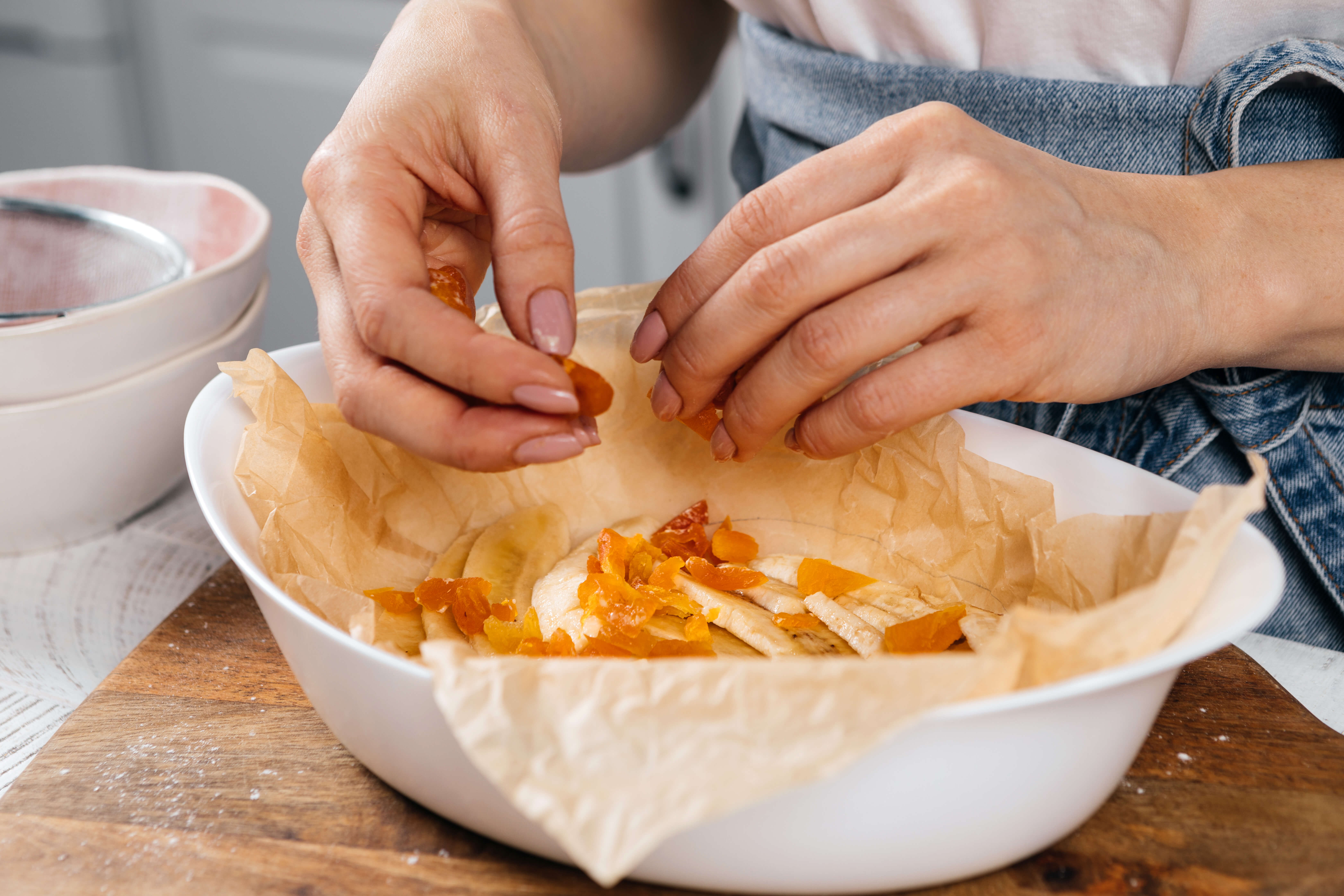 Лимонная шарлотка с курагой и бананами