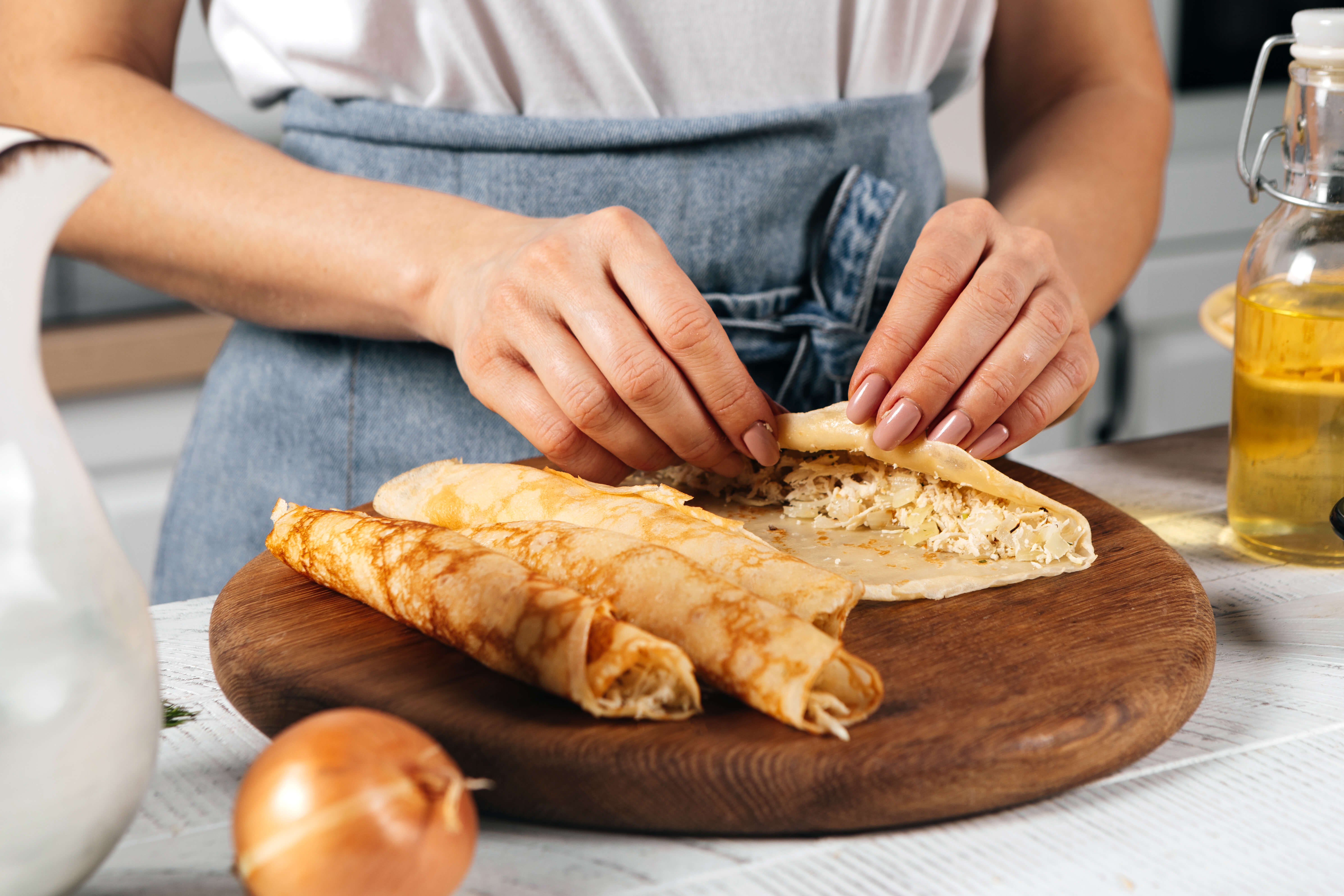 Тонкие блины с диетической начинкой из куриного филе и яиц