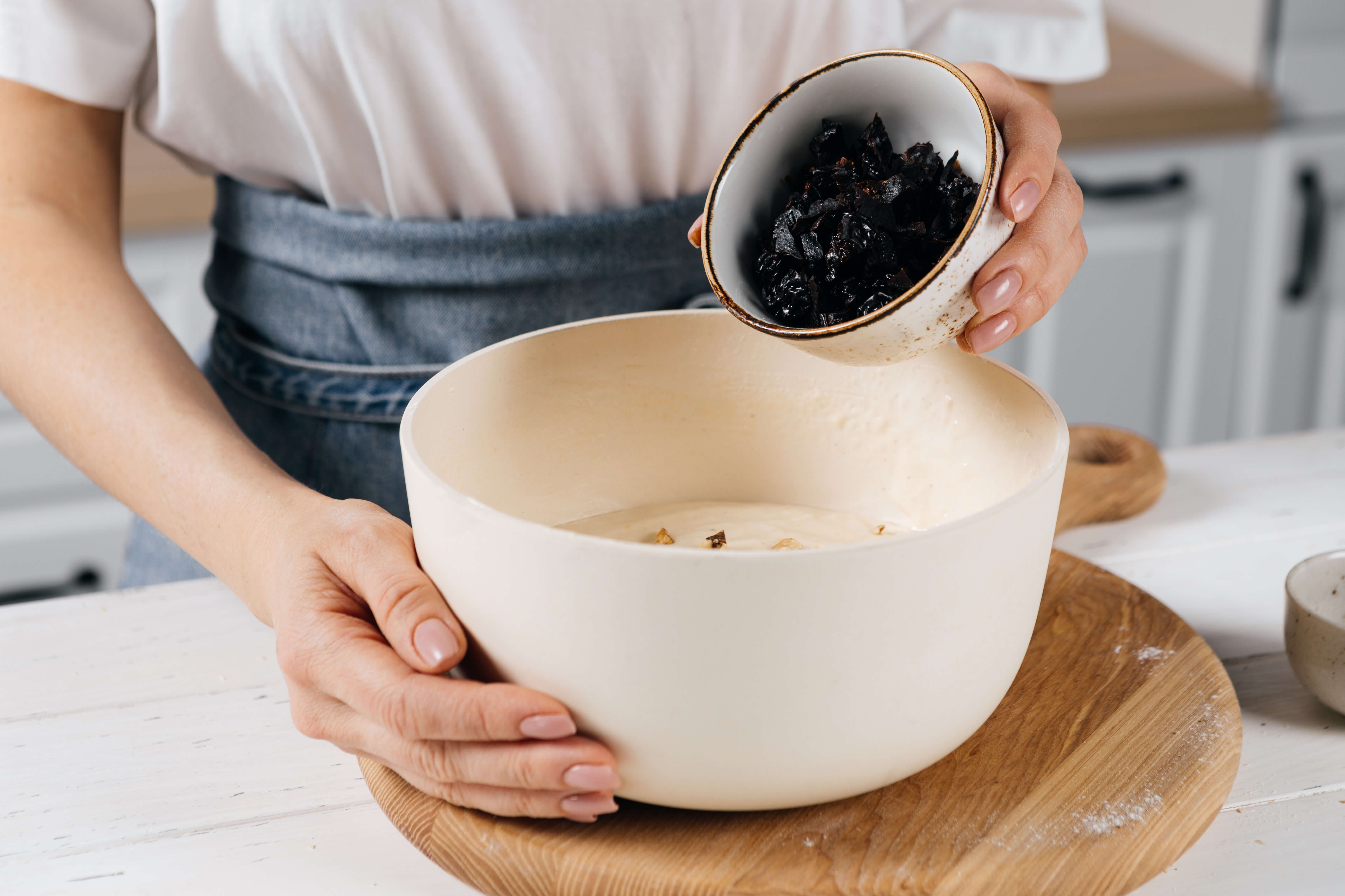 Пышная шарлотка с черносливом и хрустящими орешками