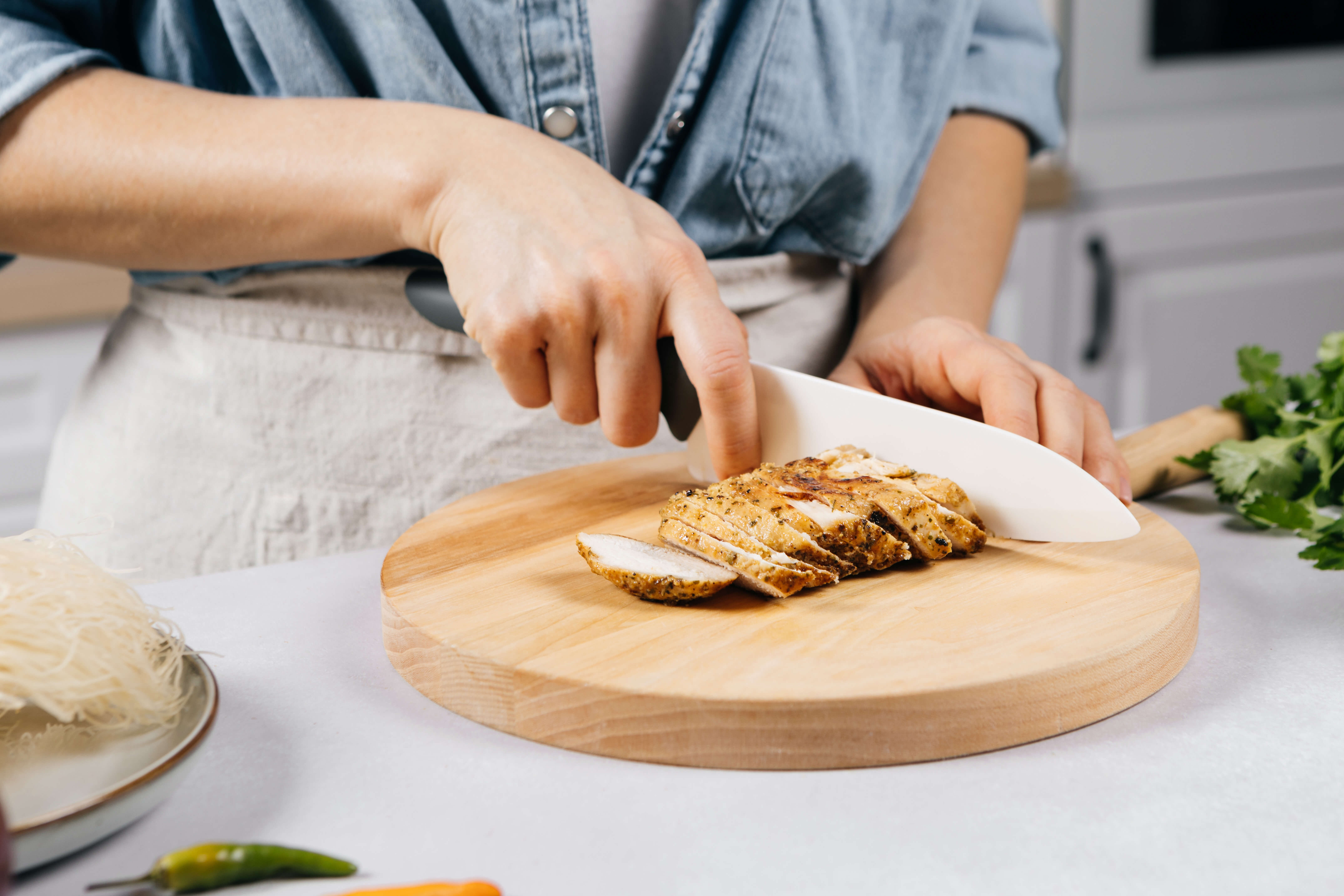 Салат в азиатском стиле с курицей и рисовой лапшой