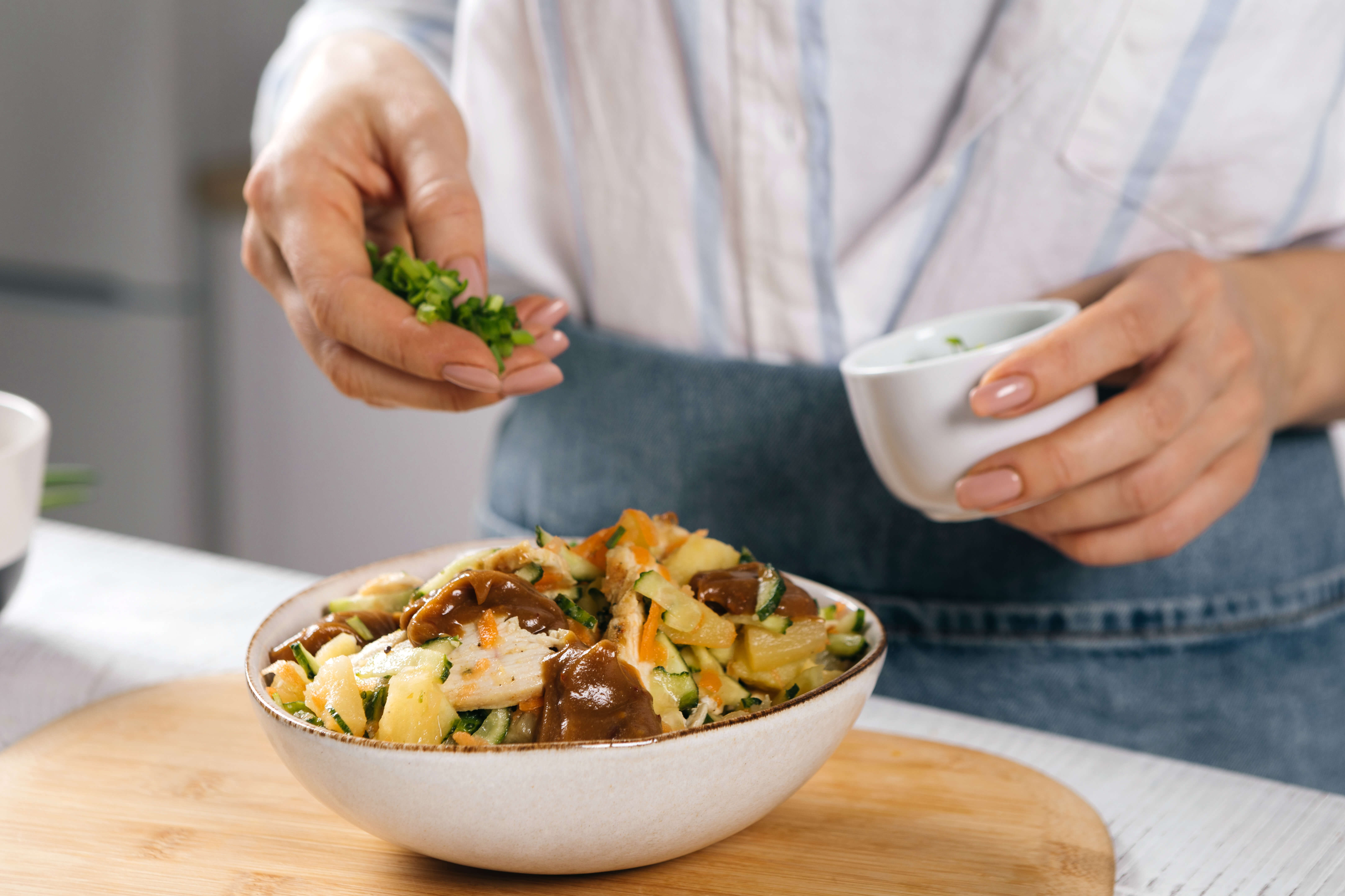 Необычный салат с курицей, ананасом и ореховой заправкой