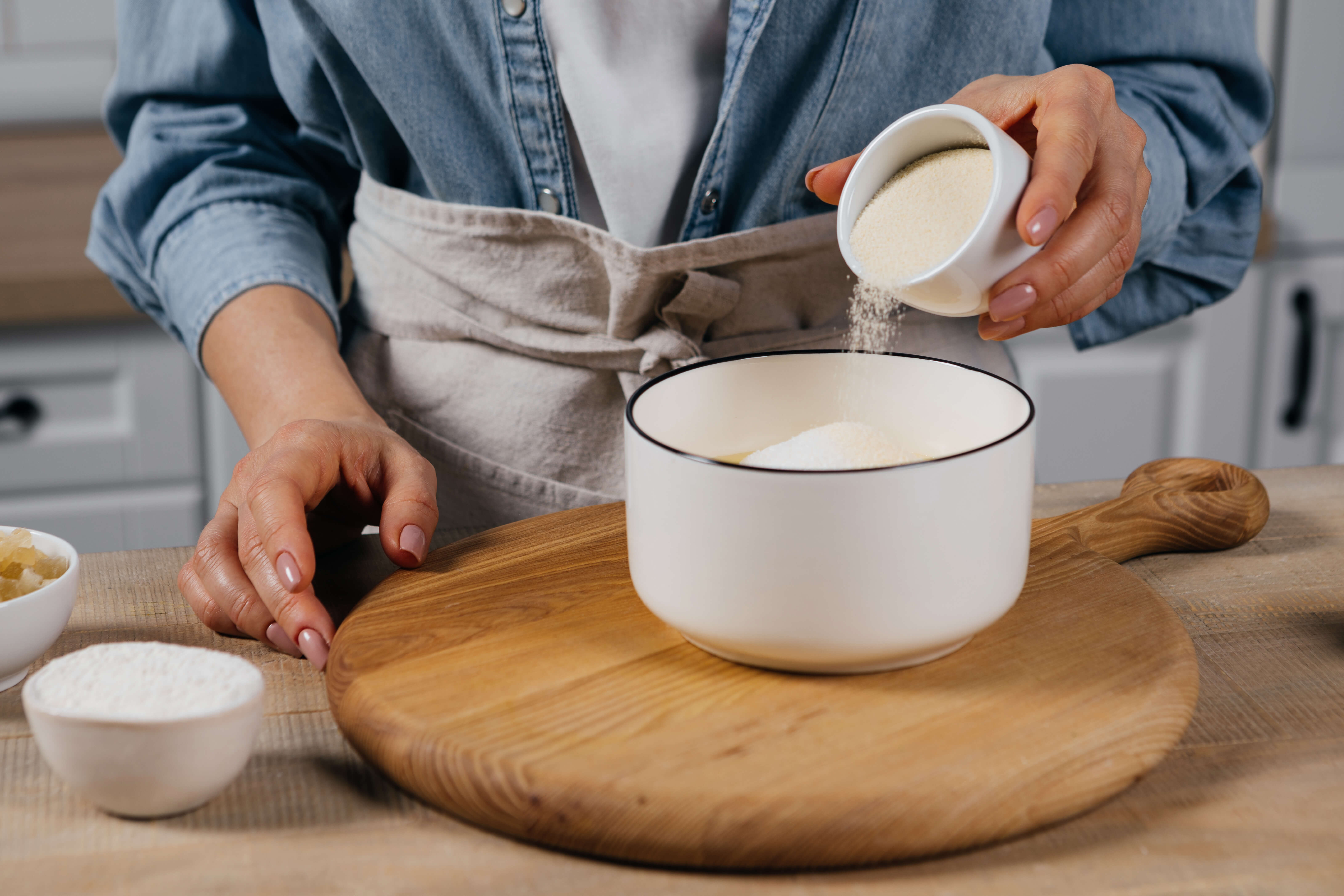 Сырники с манкой, цукатами и сметаной - рецепт приготовления с фото от  Maggi.ru