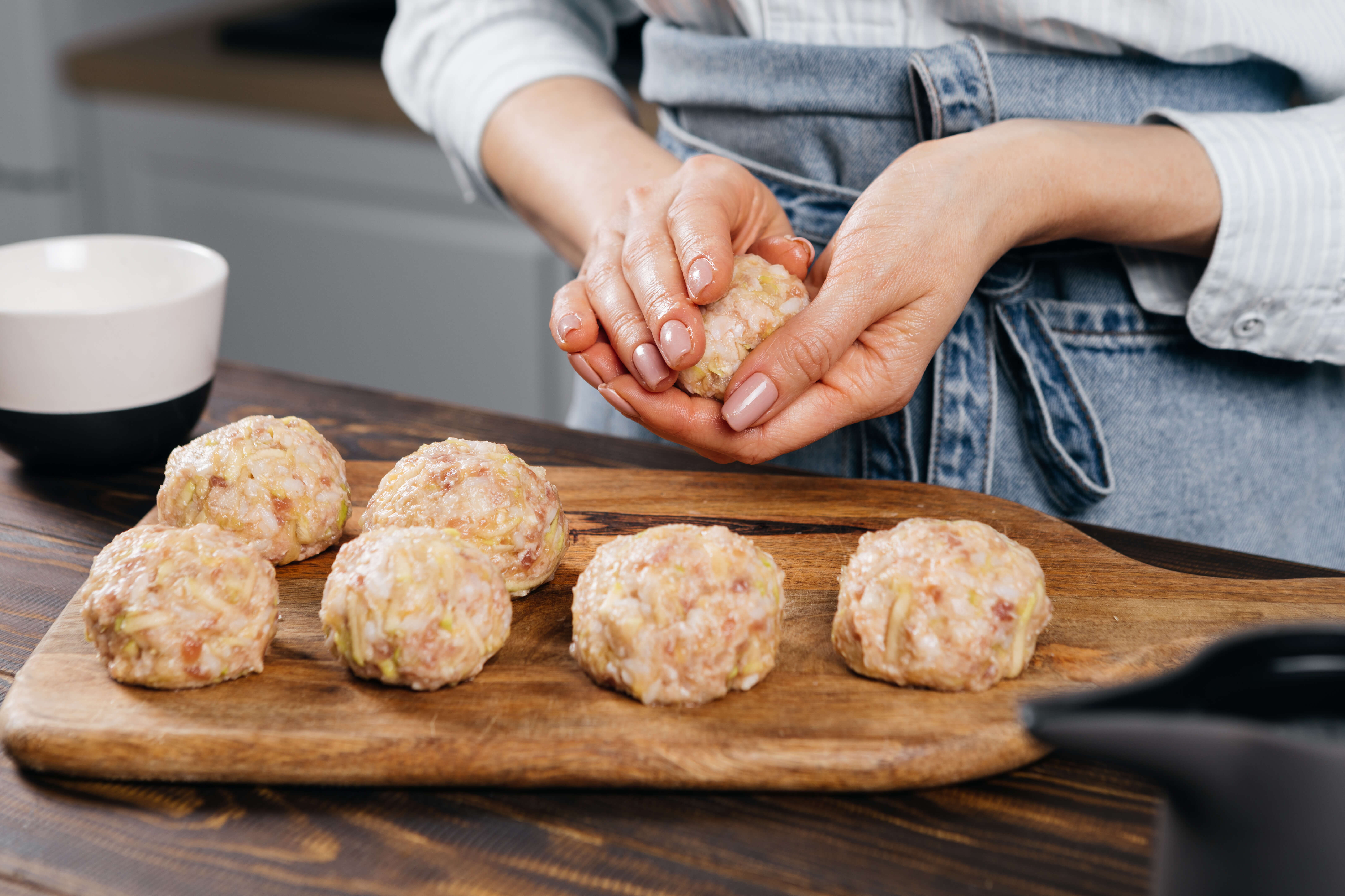 Нежные мясные тефтельки с кабачками в сметанной подливке