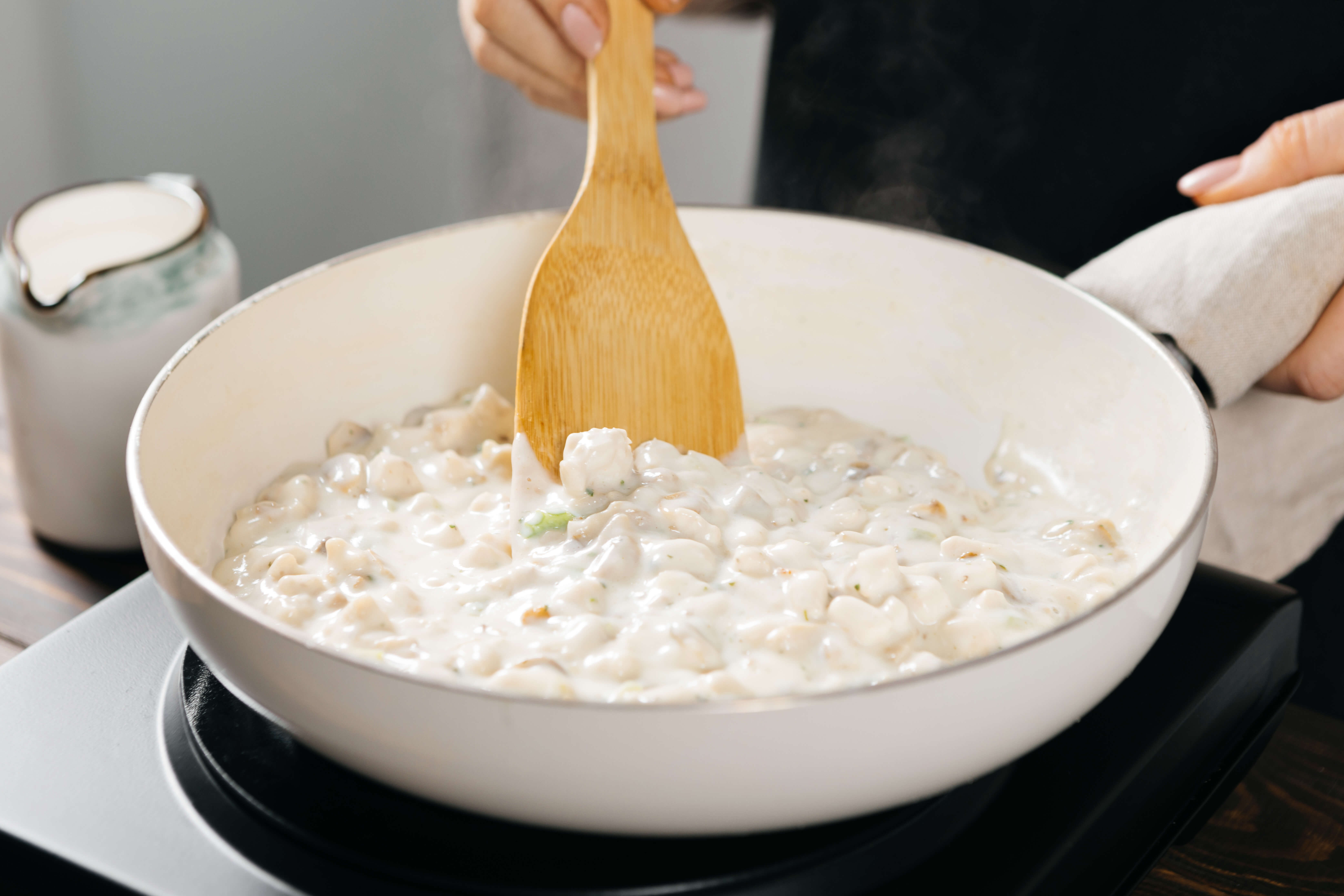 Тающий во рту жюльен из курицы с шампиньонами на сковороде