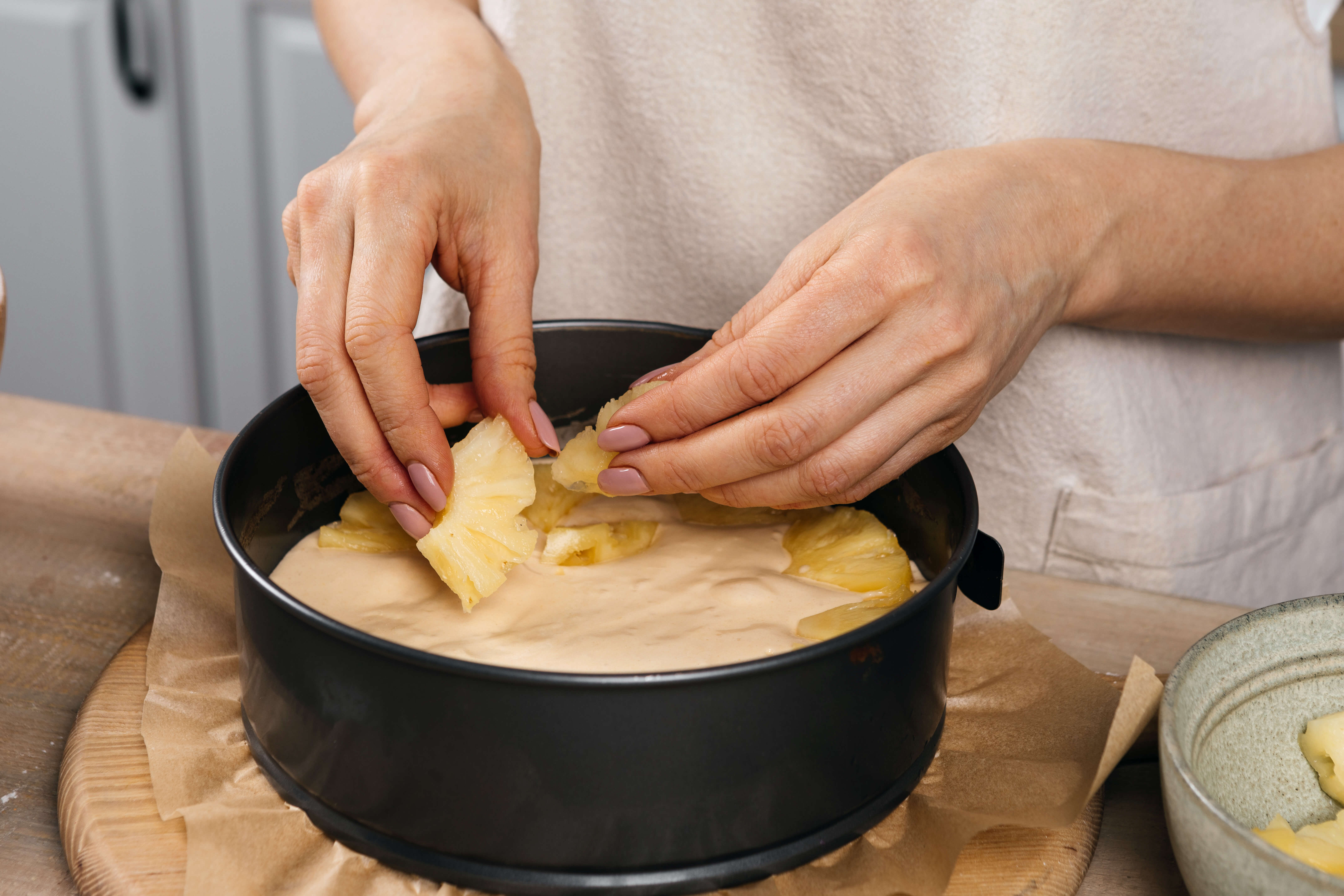 Шарлотка с консервированным ананасом на скорую руку