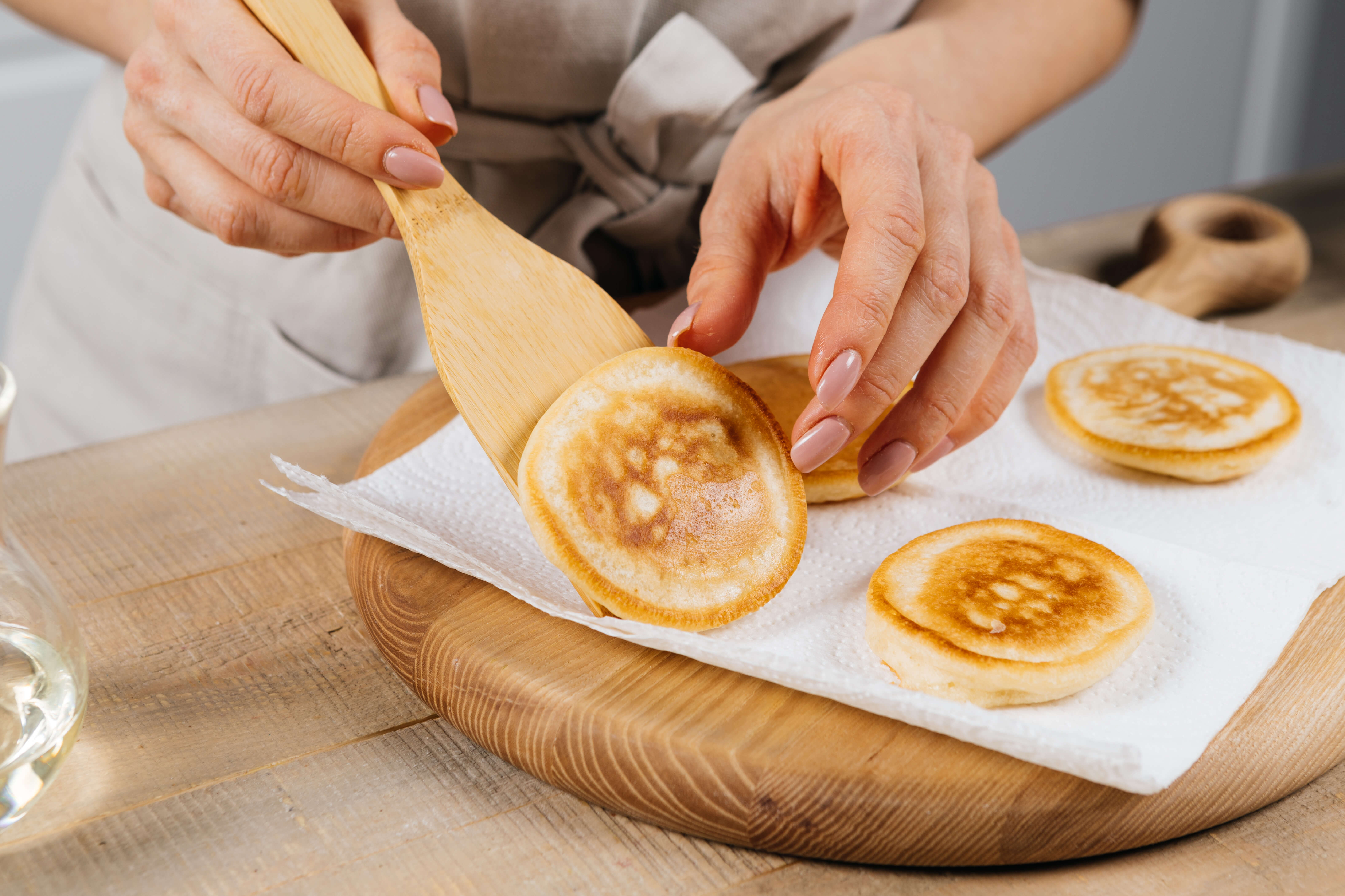 Румяные оладьи на сыворотке и соде со сметаной - рецепт приготовления с  фото от Maggi.ru