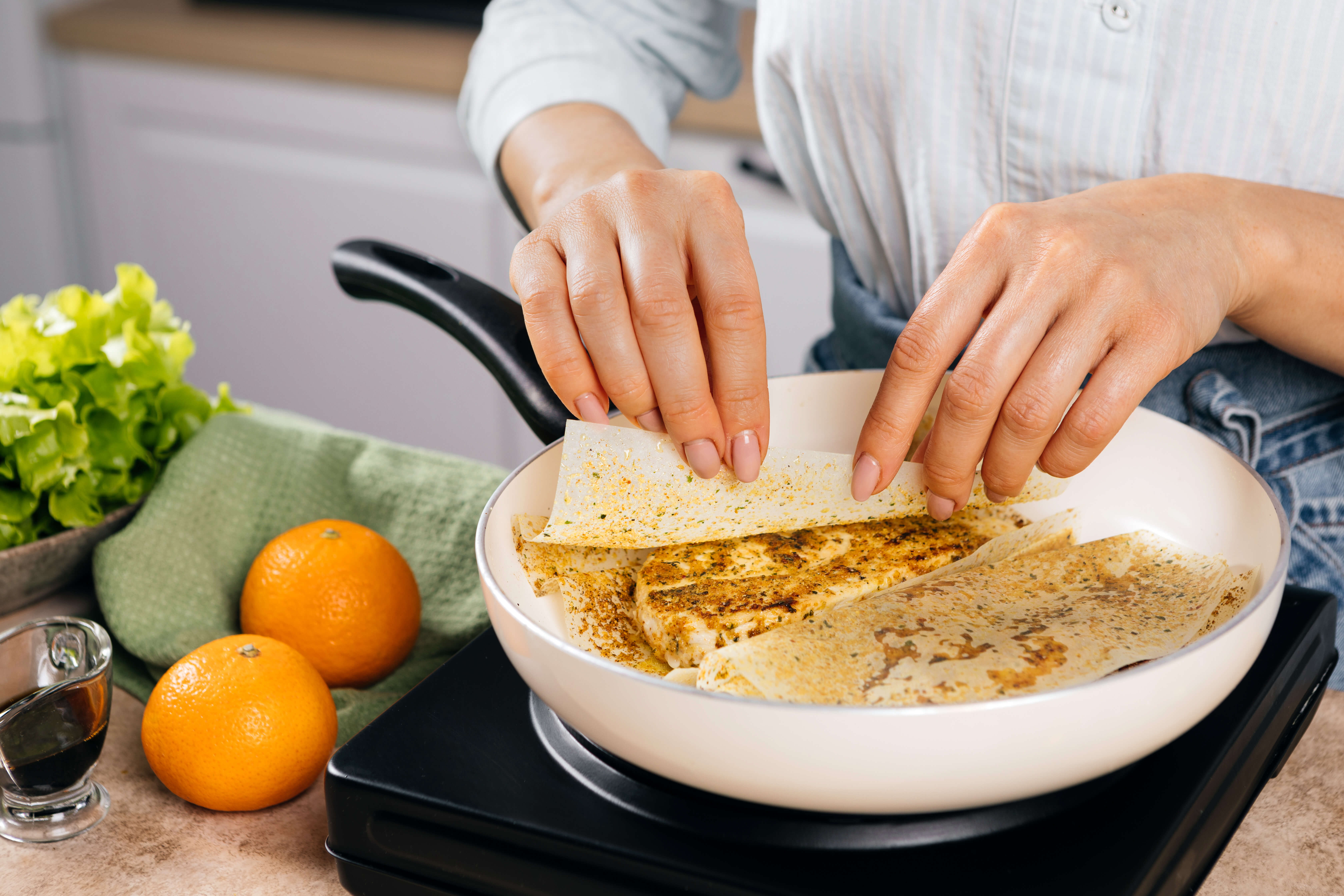 Легкий салат с жареной курочкой и мандаринами