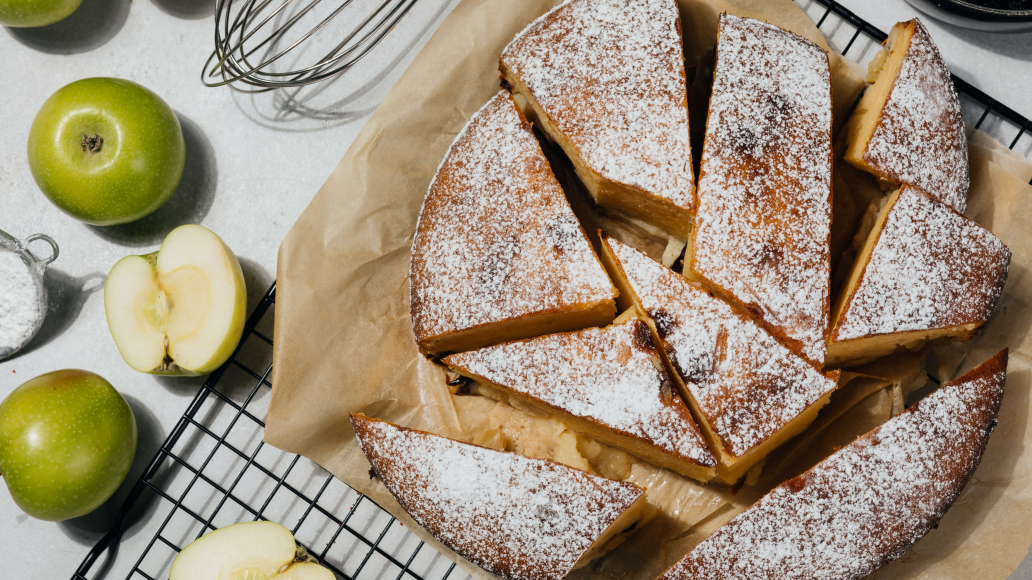 Шарлотка с яблоками и изюмом на сгущенном молоке, пошаговый рецепт с фото