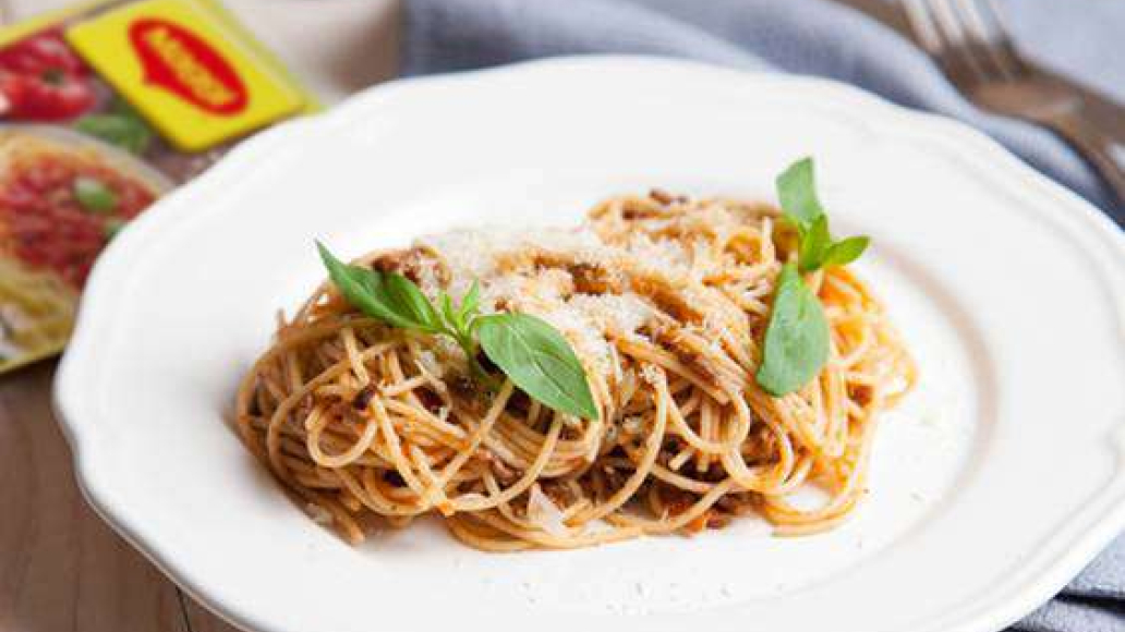 Спагетти болоньезе с помидорами и говяжьим фаршем, рецепт с фото | maggi.ru