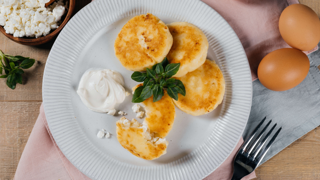 Румяные сырники из нежирного творога - рецепт приготовления с фото от Maggi.ru