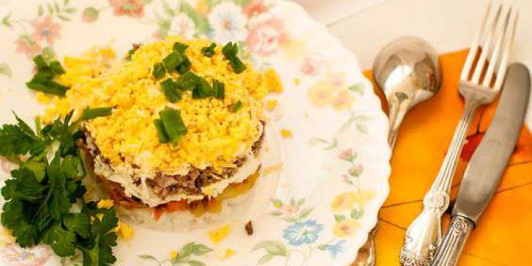 Салат «Мимоза» с грибами и консервированным тунцом — рецепт | maggi.ru