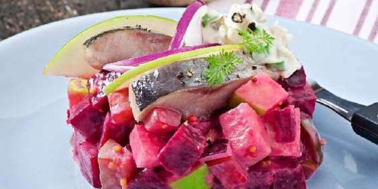 Яркий салат из свеклы с сельдью и яблоком – салат со свеклой и сельдью