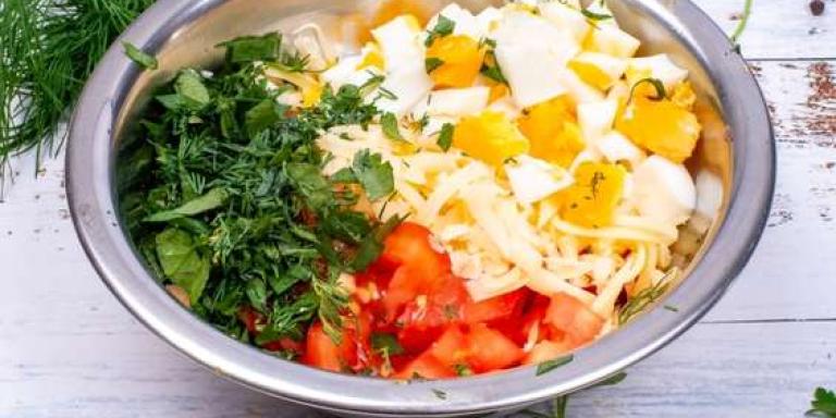 Салат с помидорами, сыром и чесноком — пошагово с фото от Maggi.ru