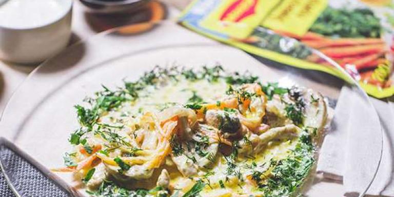 Курица в сметанном соусе с зеленью и грибами - рецепт с фото от Магги