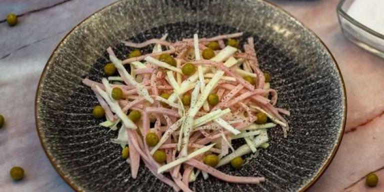 Салат из свежей капусты, колбасы и зелёного горошка - рецепт от Магги