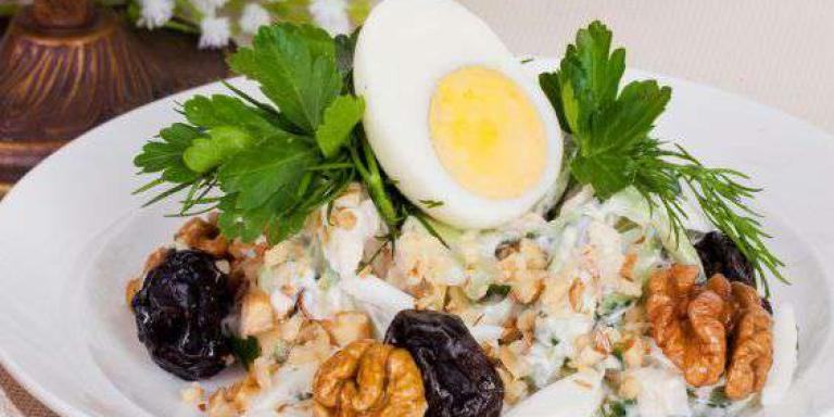 Салат с копченой куриной грудкой и черносливом - рецепт приготовления с фото от Maggi.ru
